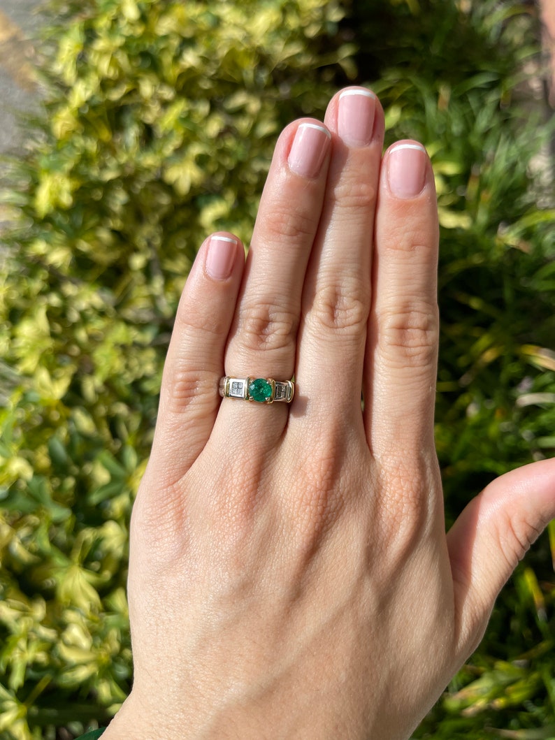 1.02tcw 18K Gold Round Emerald & Princess Cut Diamond Accent Ring - JR Colombian Emeralds