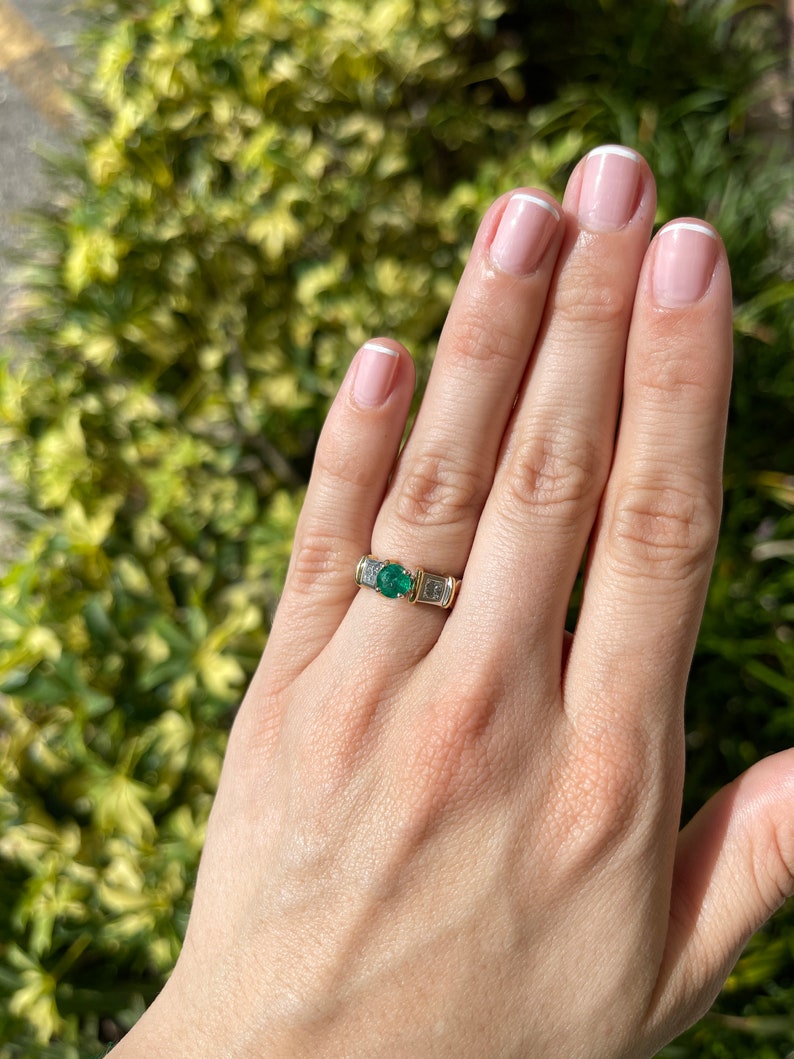 1.02tcw 18K Gold Round Emerald & Princess Cut Diamond Accent Ring - JR Colombian Emeralds