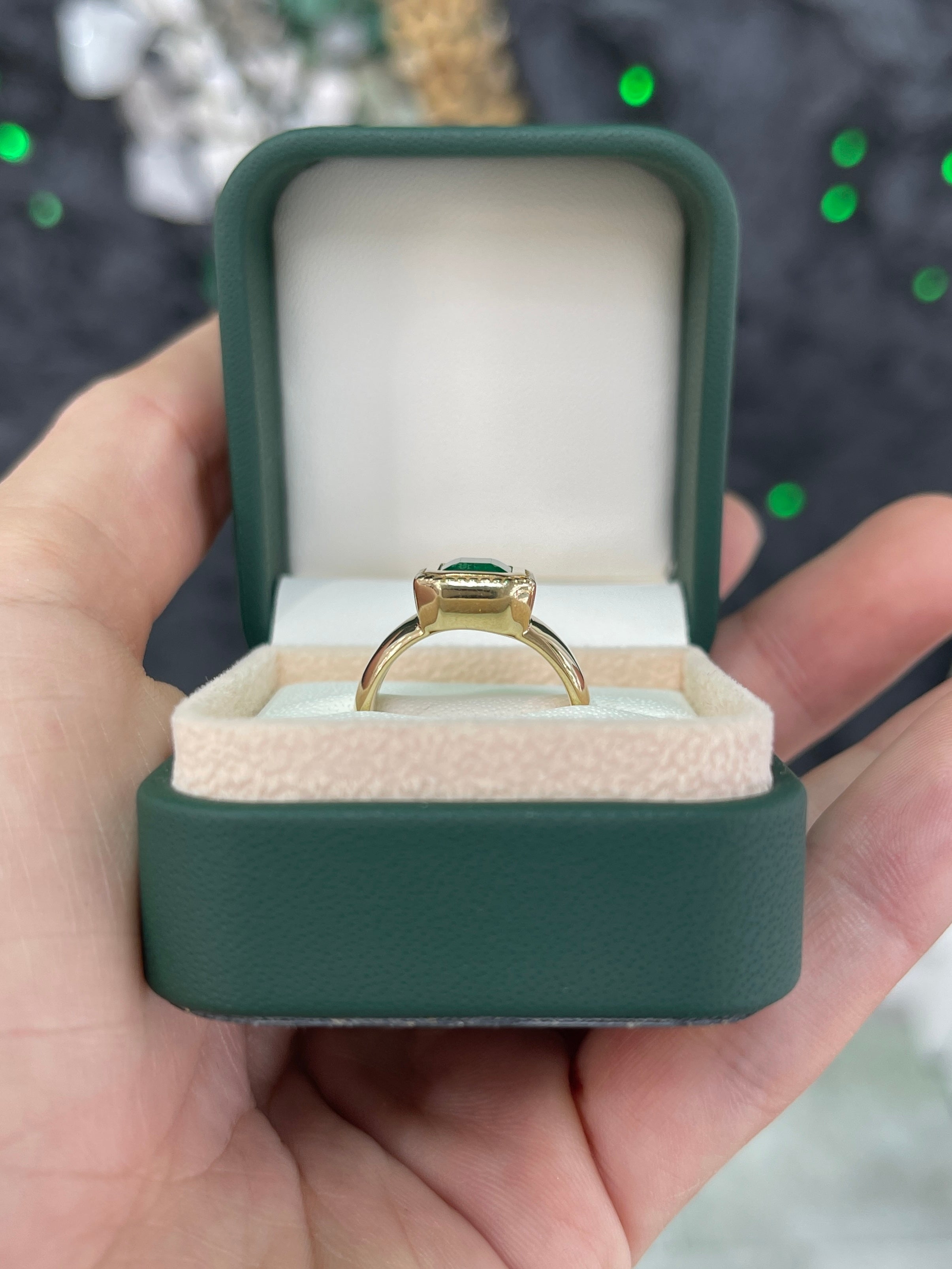 Anello solitario con smeraldo da 2,20 carati, montatura a castone largo con bordatura milgrain, oro 14 carati - Smeraldi colombiani JR