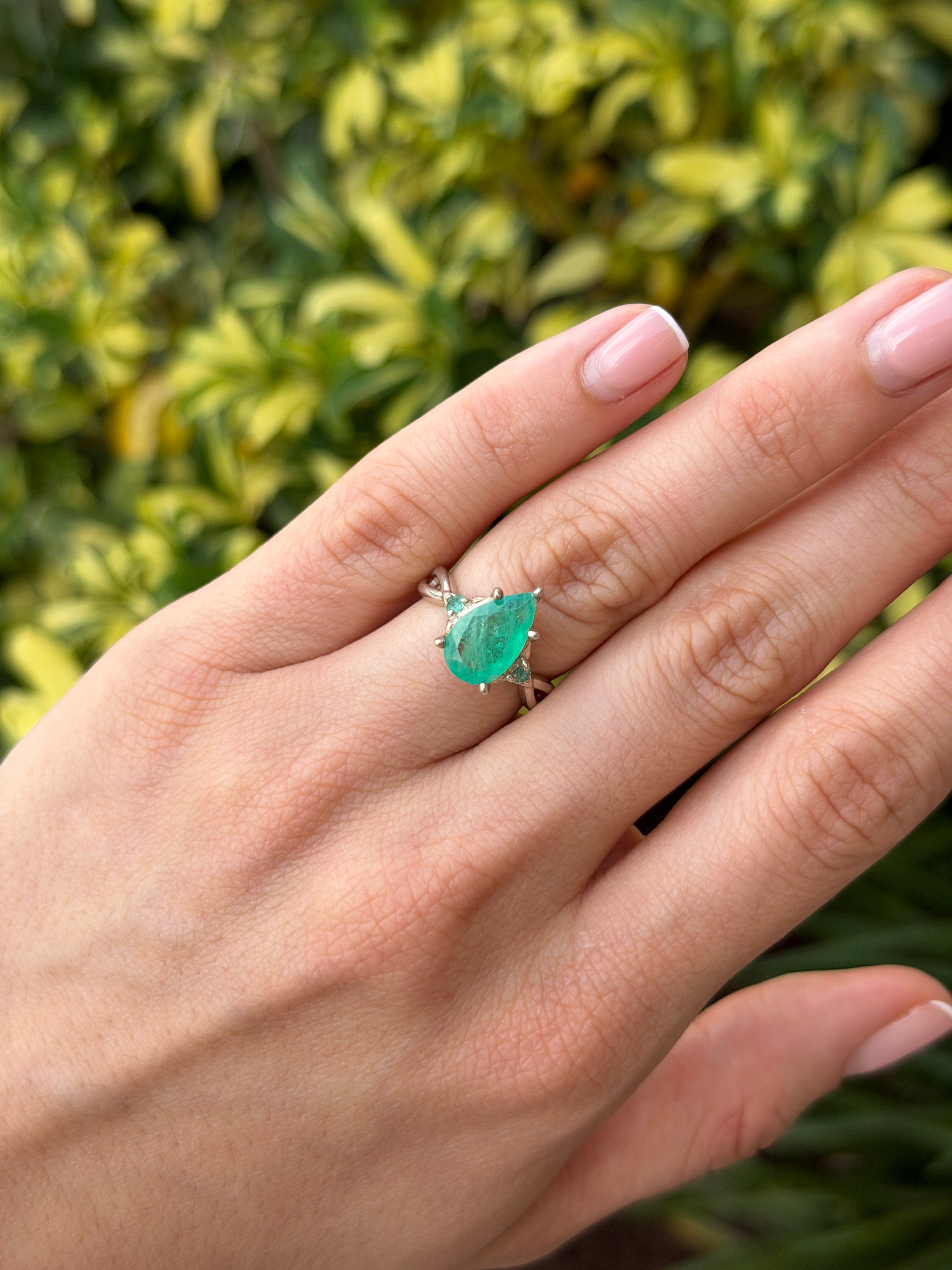 Bague trilogie à trois pierres avec émeraudes colombiennes en forme de poire, 2,32 carats au total, en argent 925