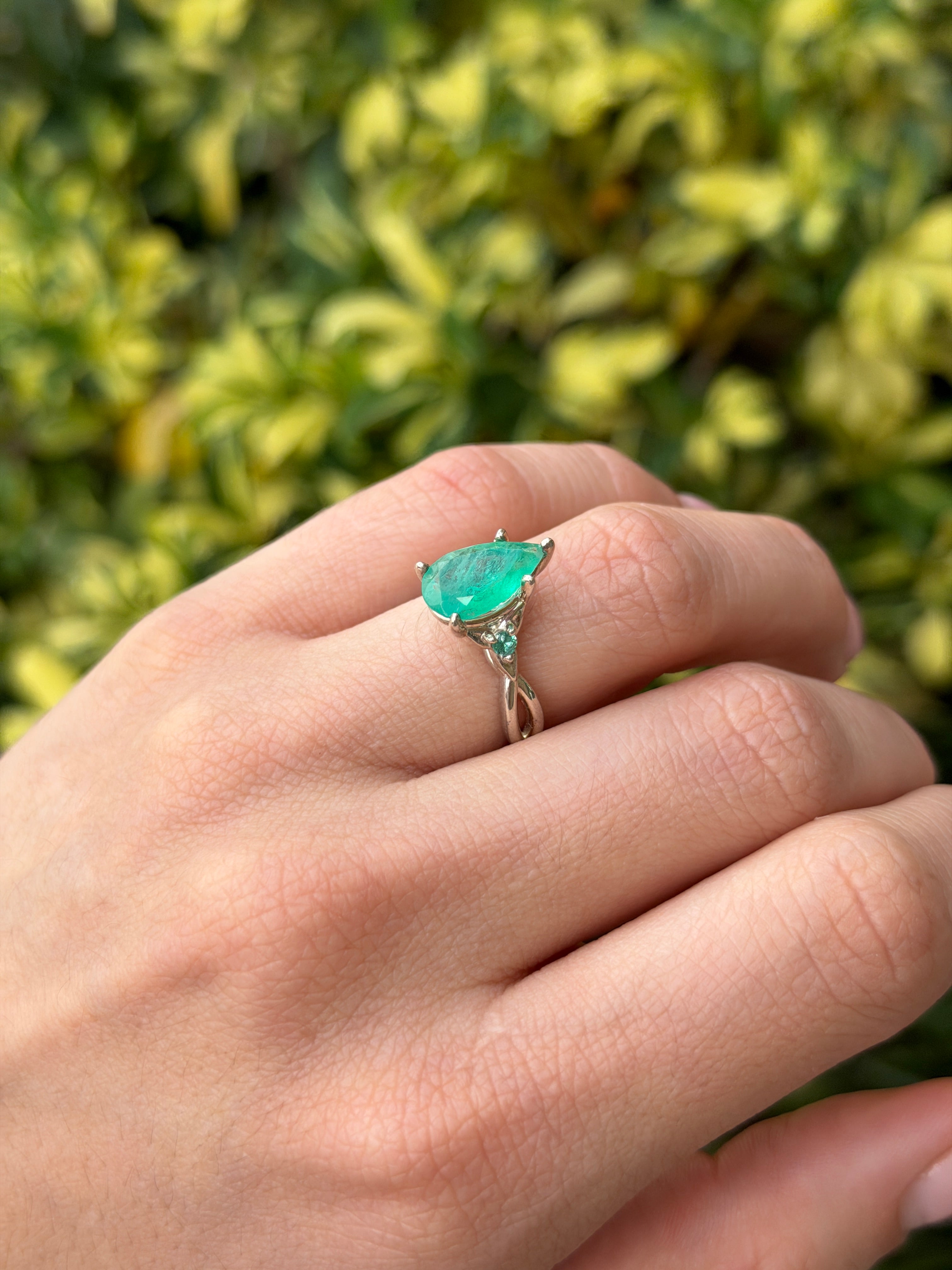 Bague trilogie à trois pierres avec émeraudes colombiennes en forme de poire, 2,32 carats au total, en argent 925