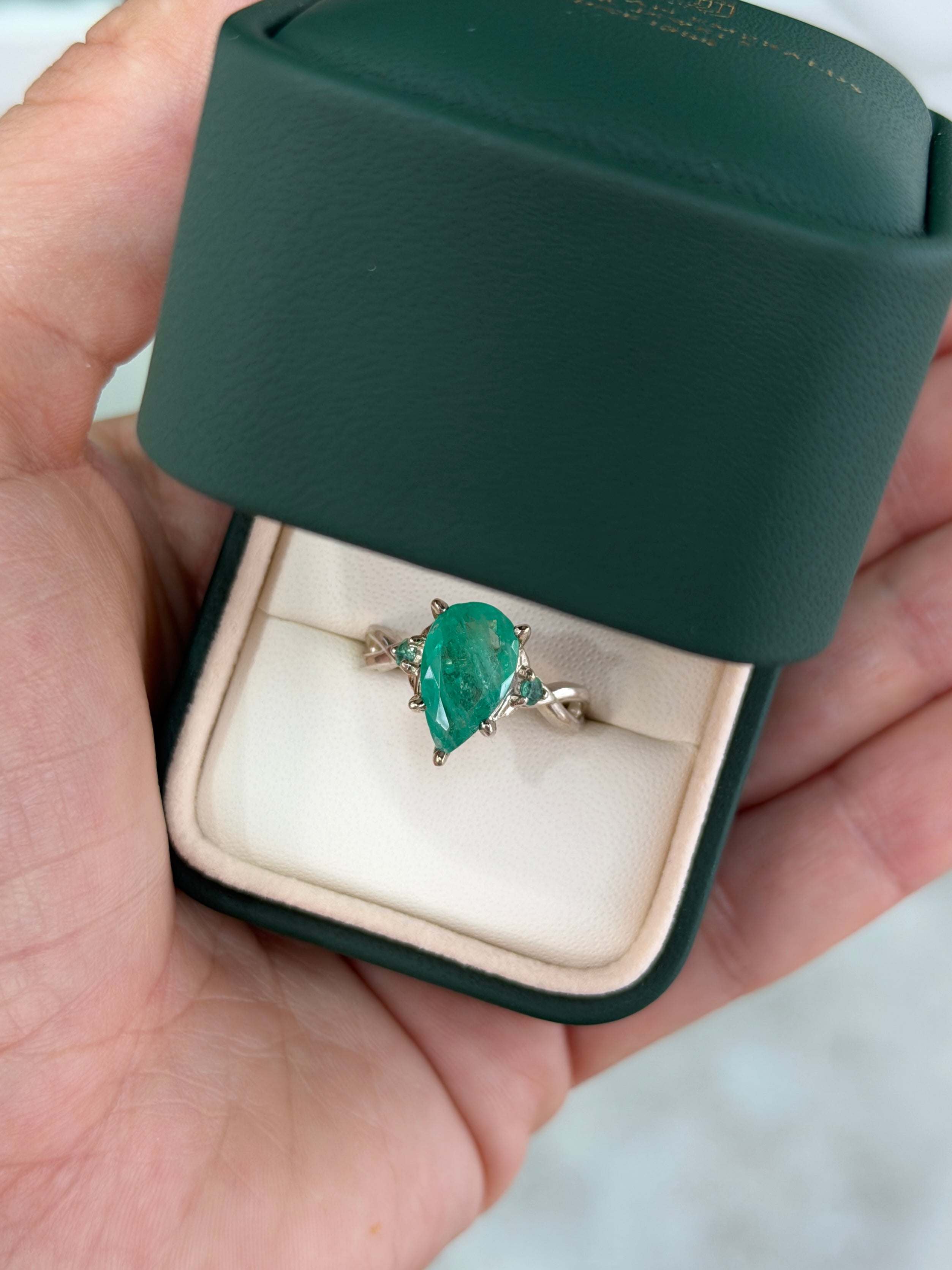 Bague trilogie à trois pierres avec émeraudes colombiennes en forme de poire, 2,32 carats au total, en argent 925