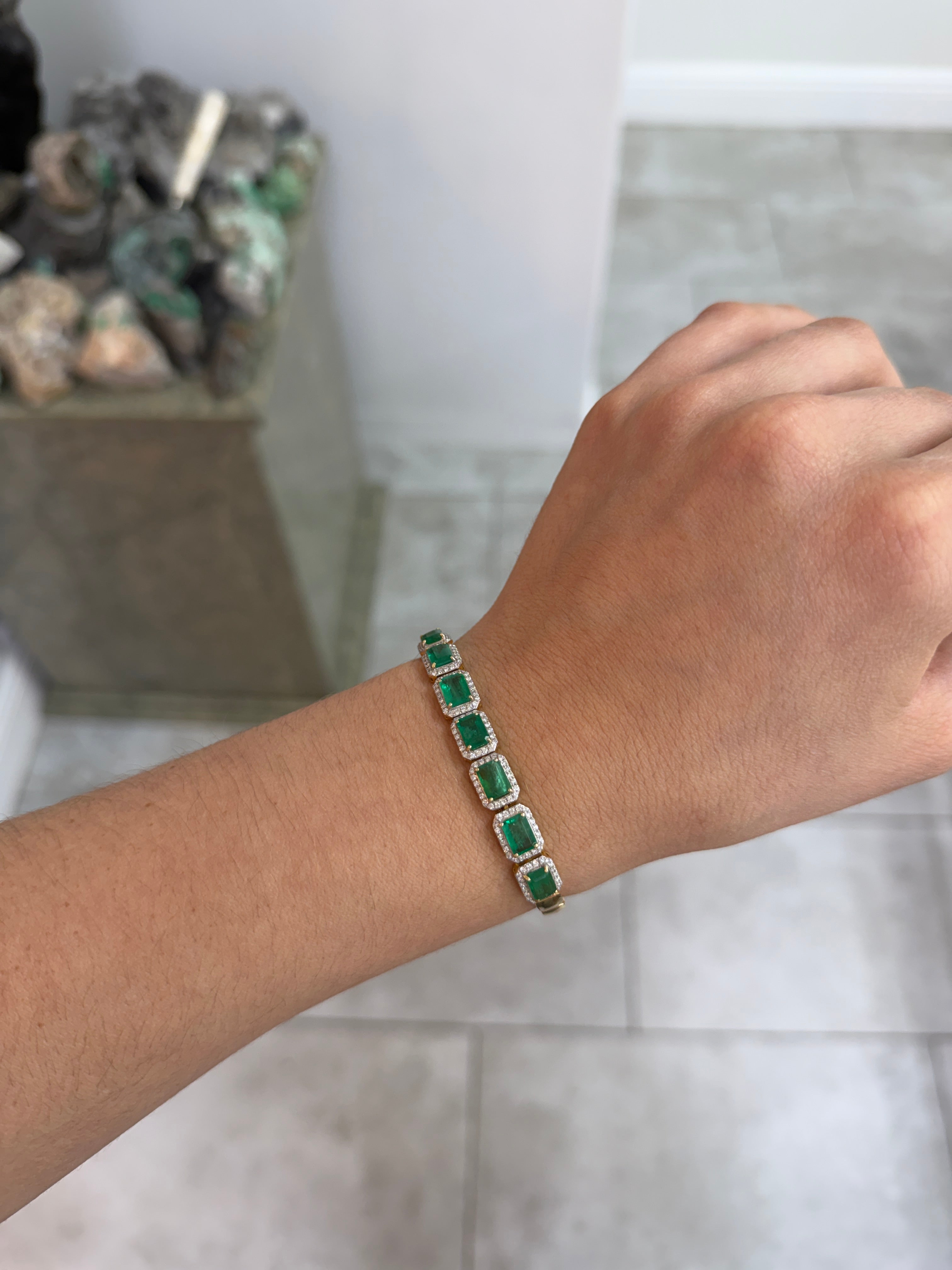 Bracelet en or sur mesure de 16,5 cm, 10,08 carats, en émeraude naturelle et diamants, monture halo, 14 carats