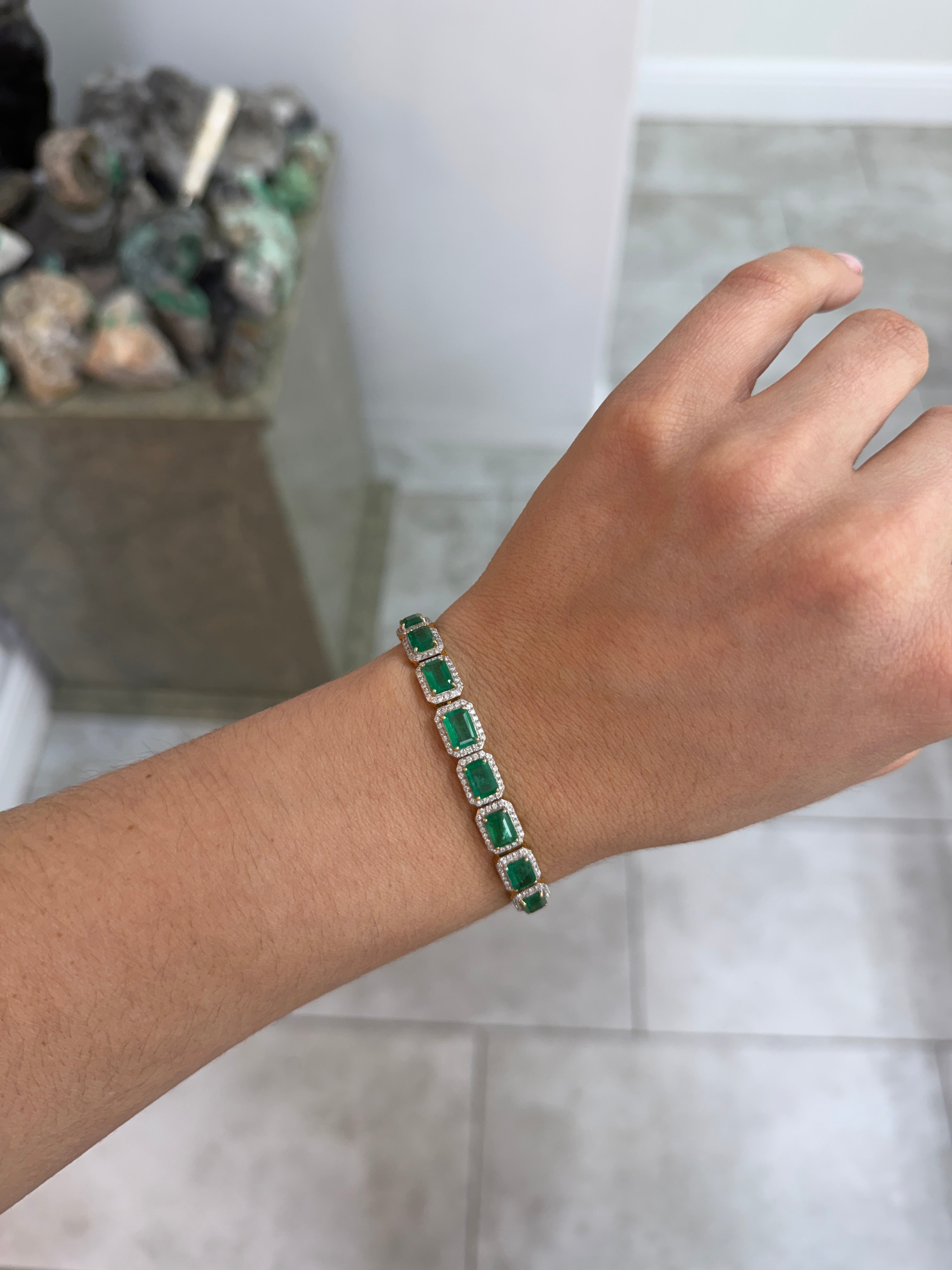 Bracelet en or sur mesure de 16,5 cm, 10,08 carats, en émeraude naturelle et diamants, monture halo, 14 carats