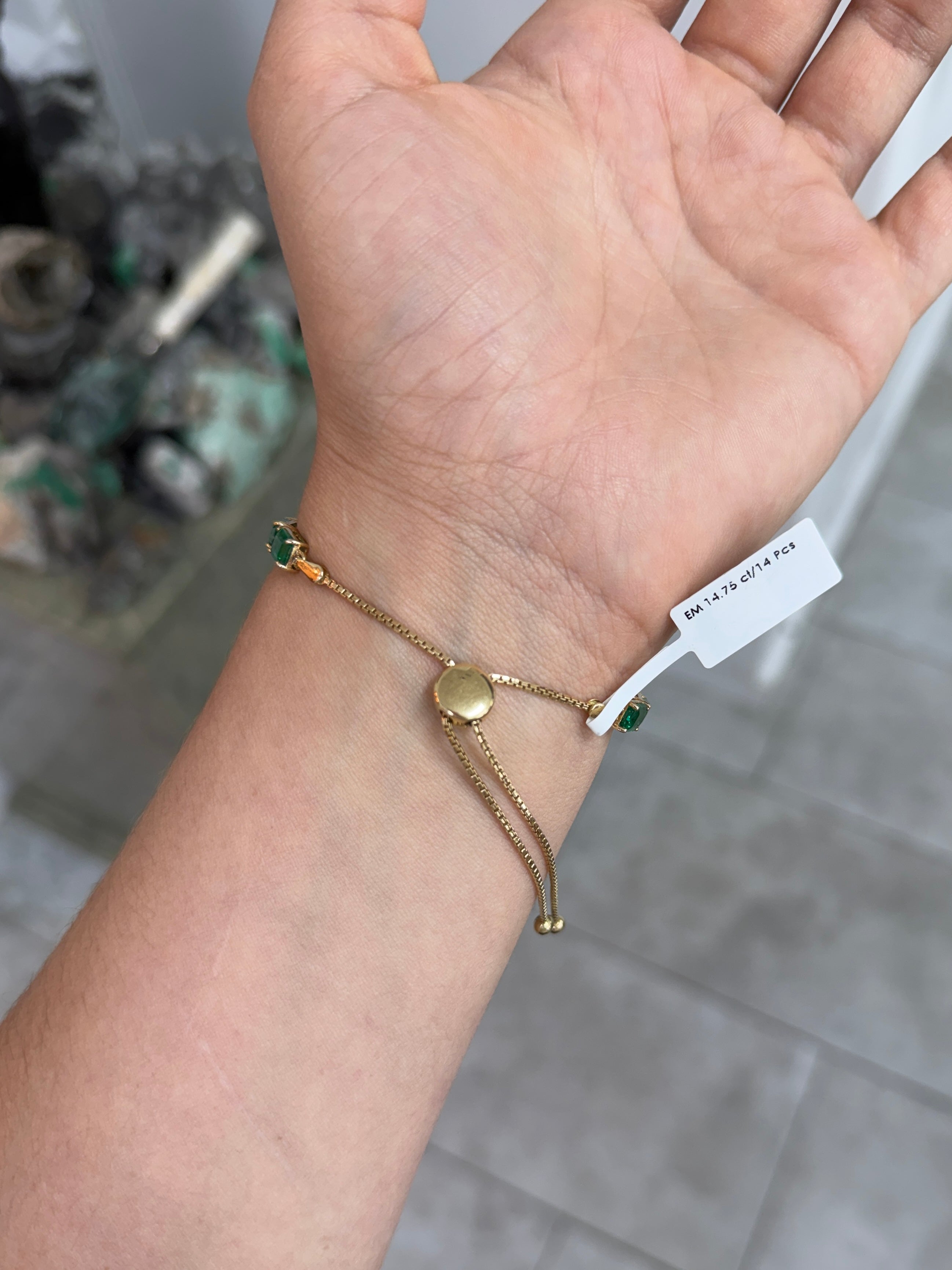 Bracelet ajustable « demi-tennis » en émeraudes naturelles de 14,75 carats, en or 14 carats, 17,8 cm