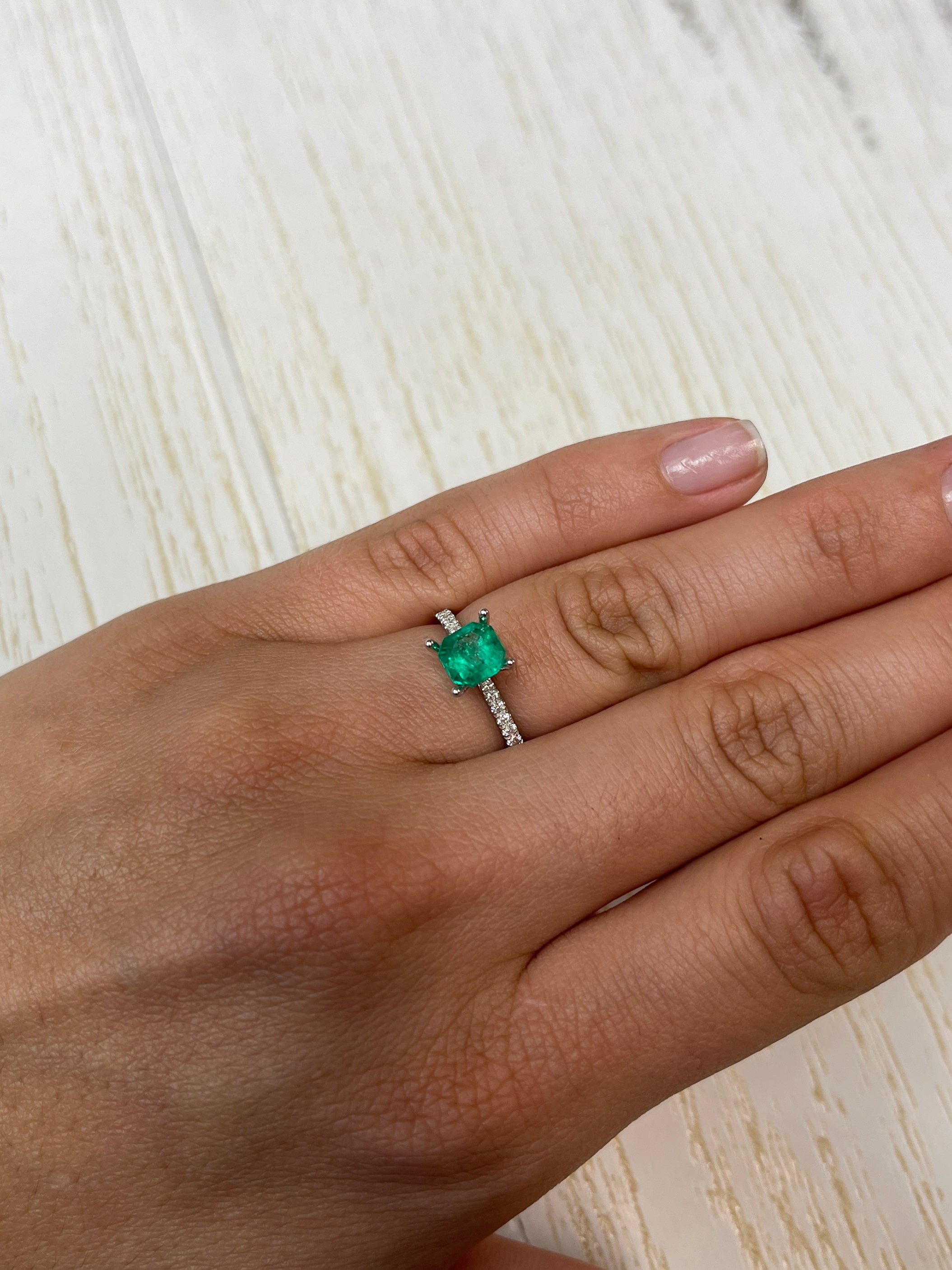 Smeraldo colombiano da 1,24 carati, di colore verde-bluastro, taglio Asscher, naturale e non incastonato, proveniente da JR Colombian Emeralds.
