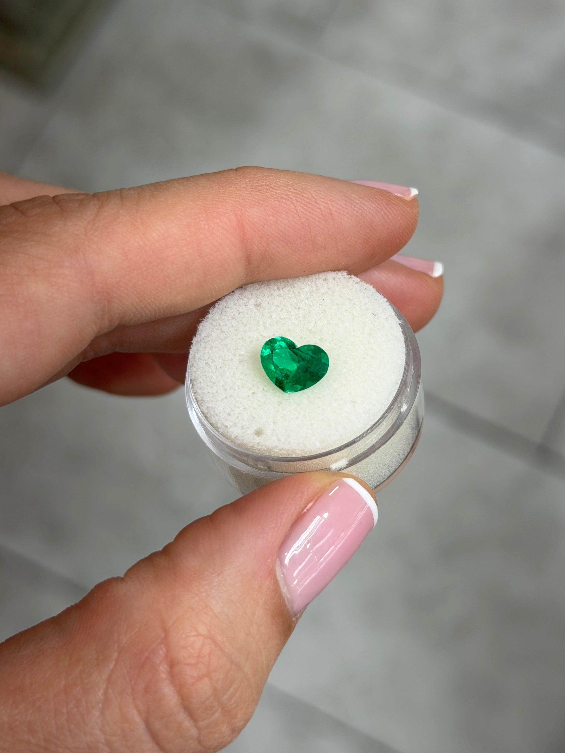 1.28カラット 6.5×9mm AAA+ ヴィヴィッド・インテンス・ムゾ・グリーン 天然ルース コロンビア産エメラルド(ハートカット)