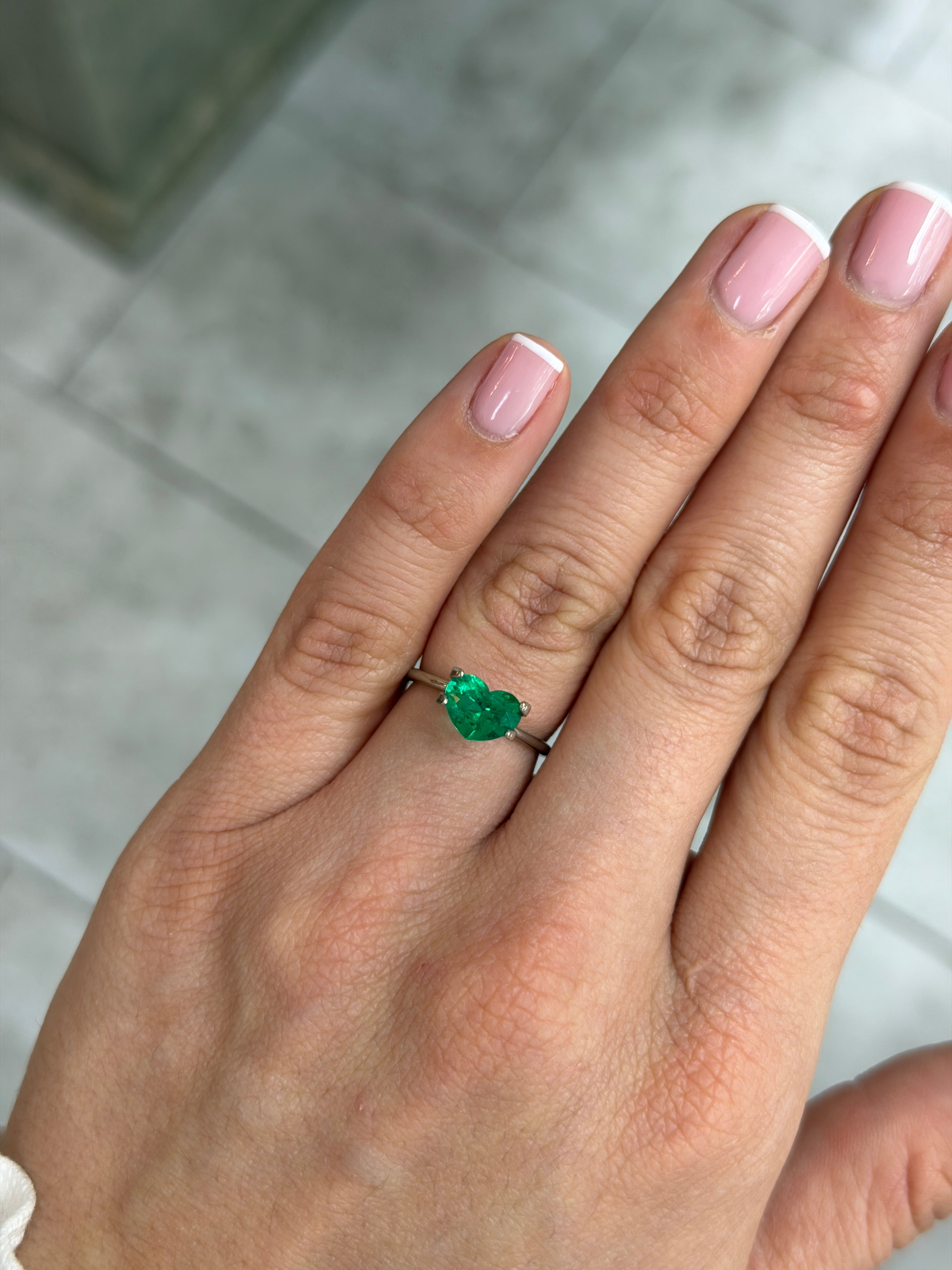 1.28カラット 6.5×9mm AAA+ ヴィヴィッド・インテンス・ムゾ・グリーン 天然ルース コロンビア産エメラルド(ハートカット)