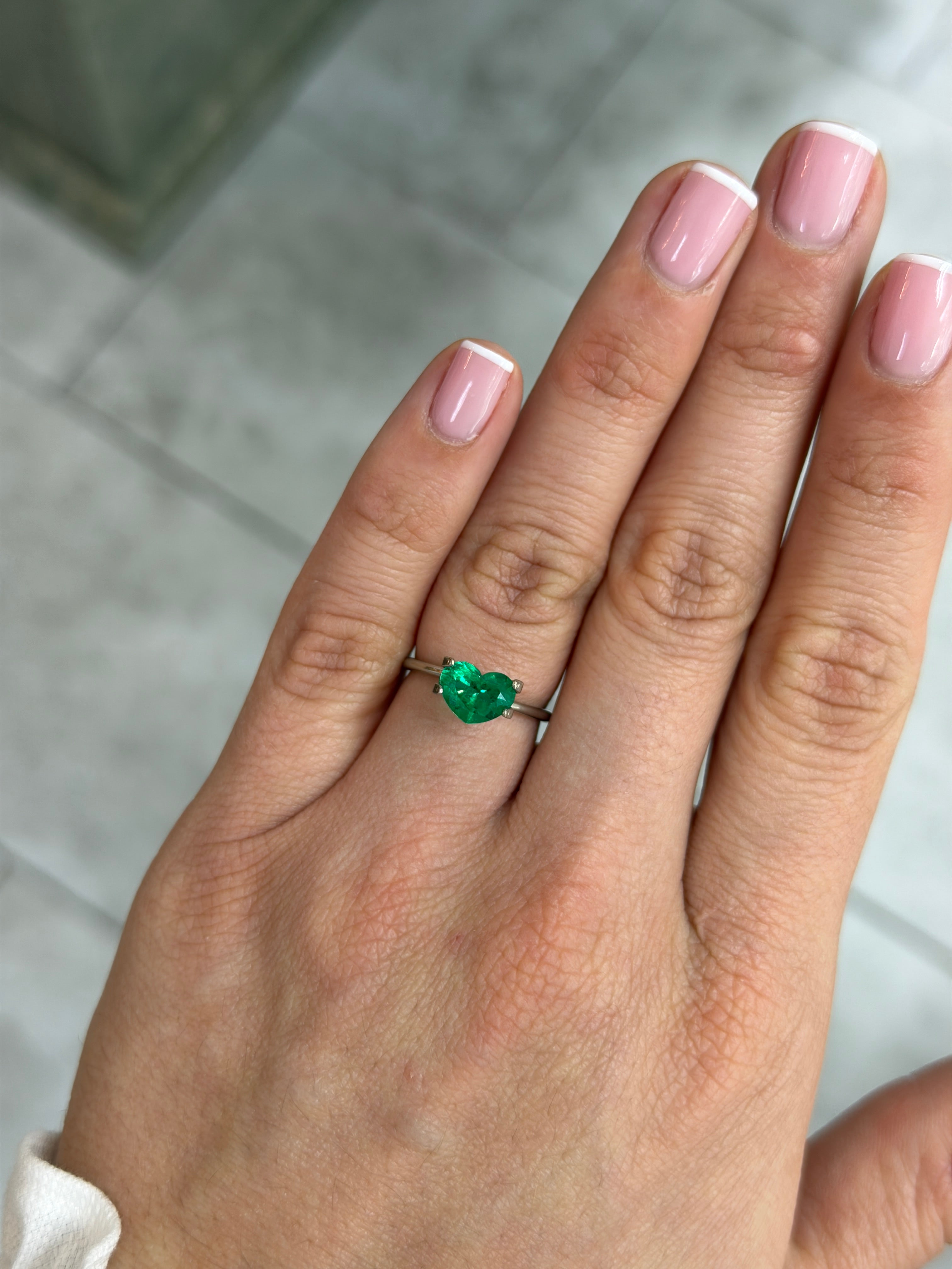 1.28カラット 6.5×9mm AAA+ ヴィヴィッド・インテンス・ムゾ・グリーン 天然ルース コロンビア産エメラルド(ハートカット)