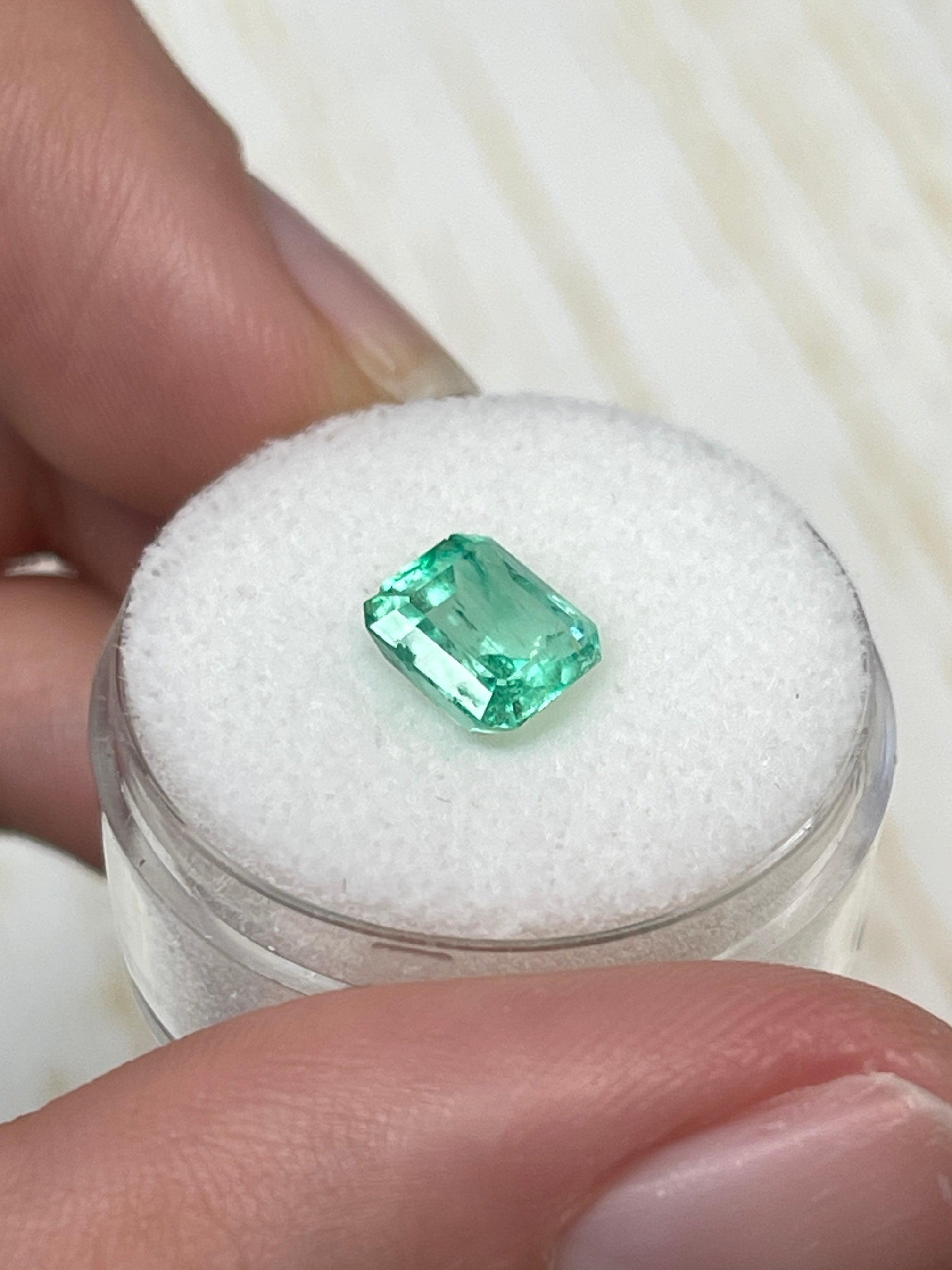 Smeraldo colombiano naturale da 1,78 carati, taglio Asscher, 7,5 x 7 mm, colore verde limone, con scheggiature, non incastonato - JR Colombian Emeralds