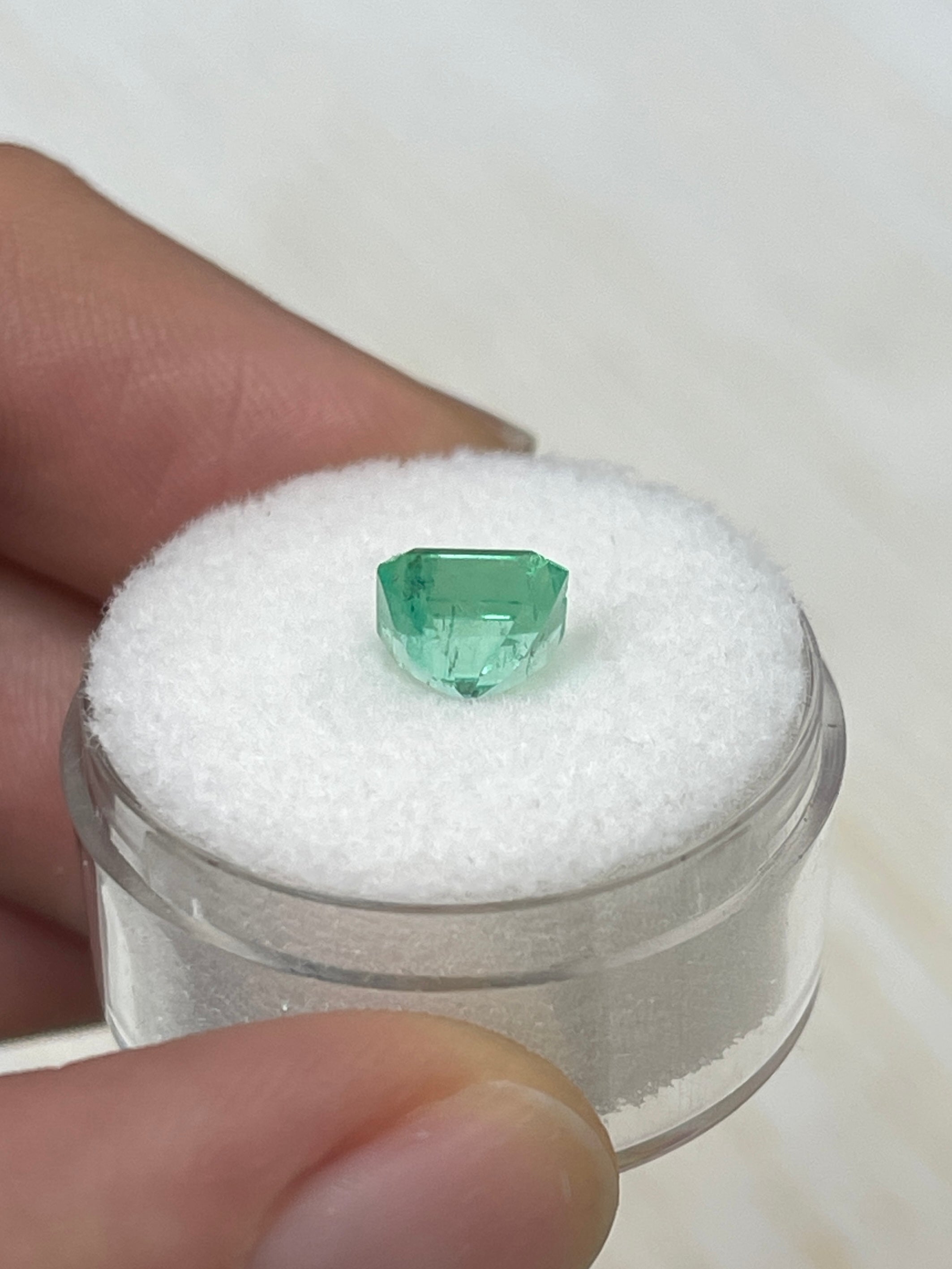 Smeraldo colombiano naturale da 1,78 carati, taglio Asscher, 7,5 x 7 mm, colore verde limone, con scheggiature, non incastonato - JR Colombian Emeralds