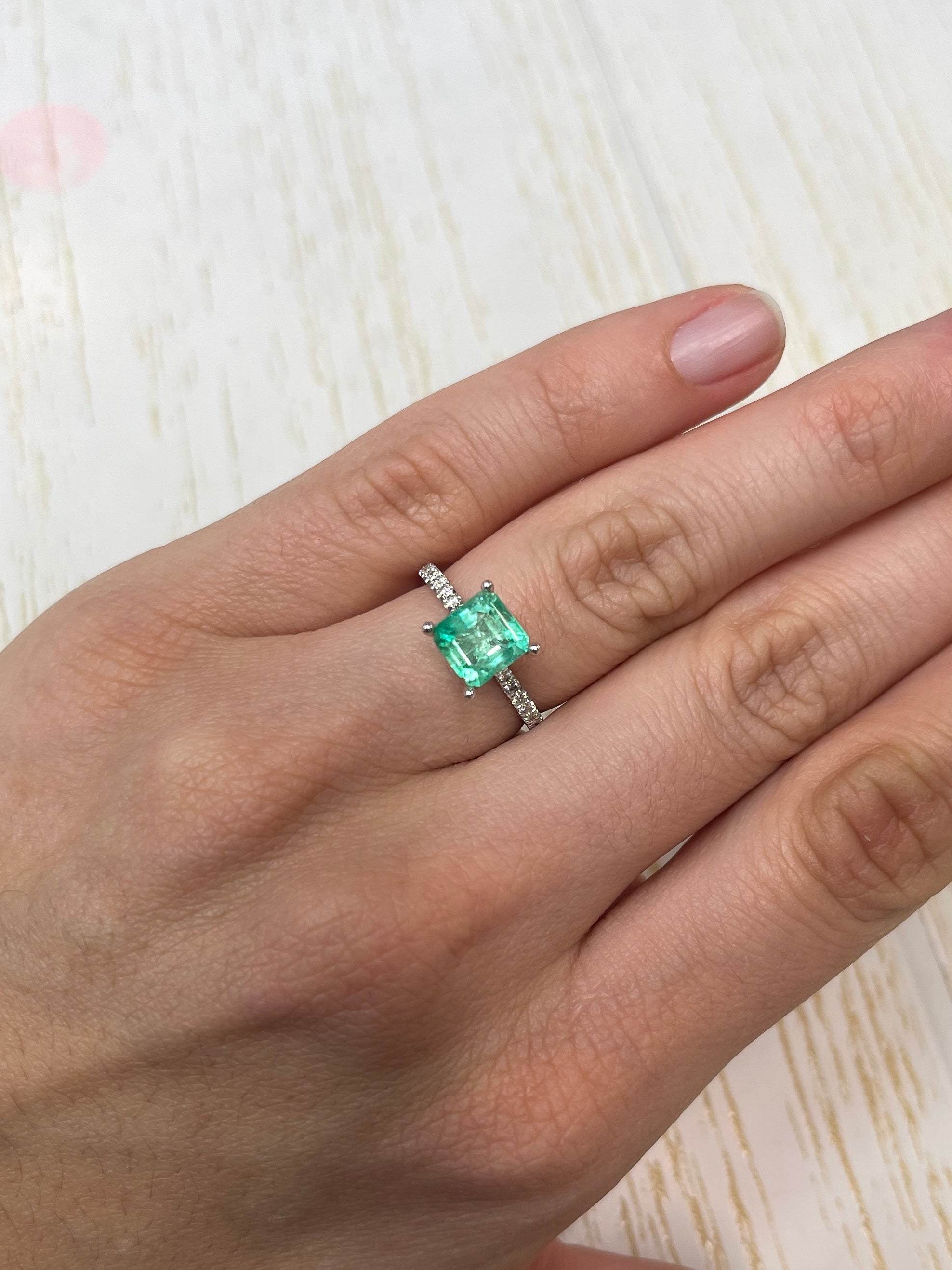 Smeraldo colombiano naturale da 1,78 carati, taglio Asscher, 7,5 x 7 mm, colore verde limone, con scheggiature, non incastonato - JR Colombian Emeralds