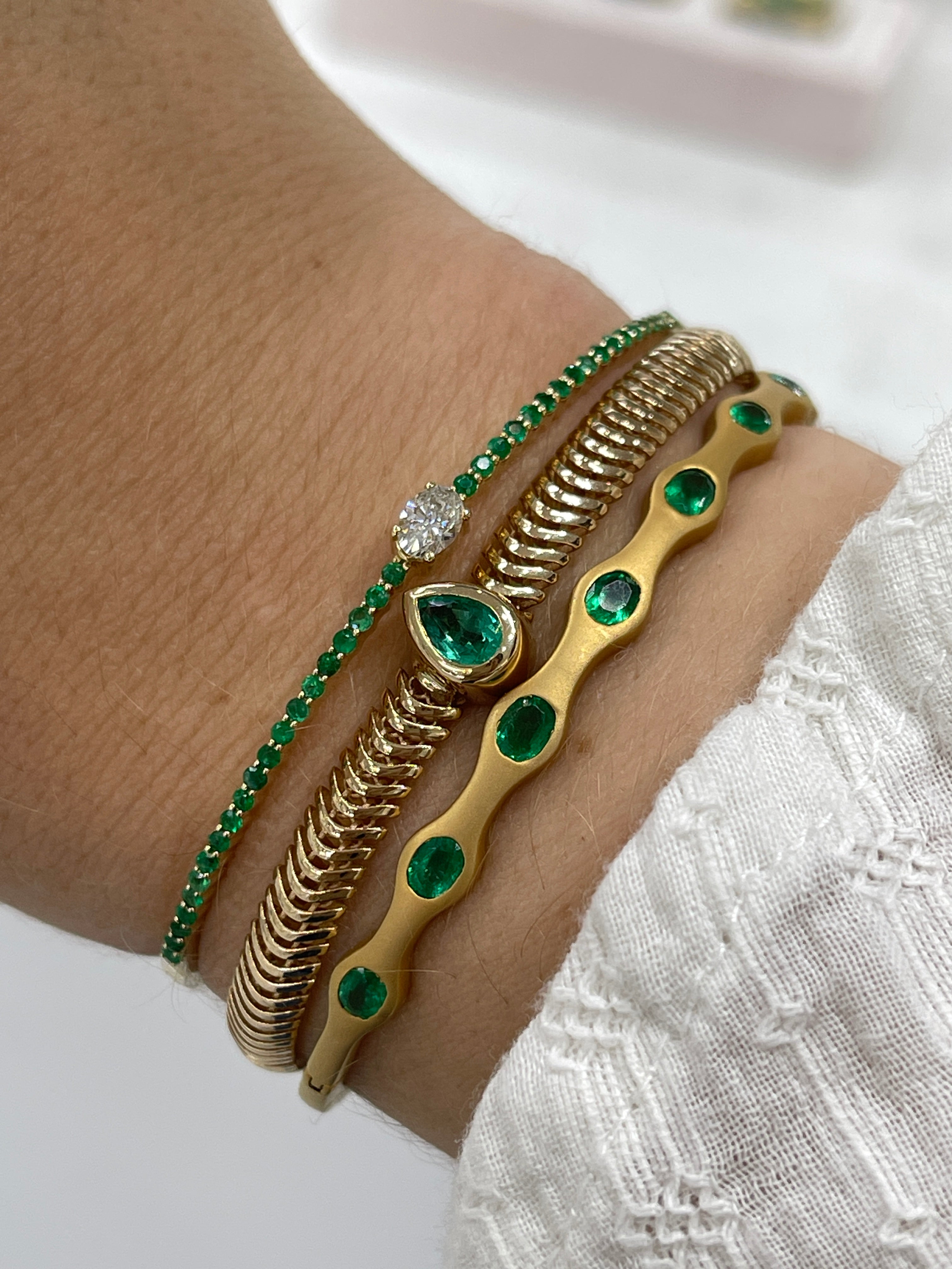 1.80tcw Oval Emerald Wavy/Scalloped Bangle Bracelet 14K - JR Colombian Emeralds