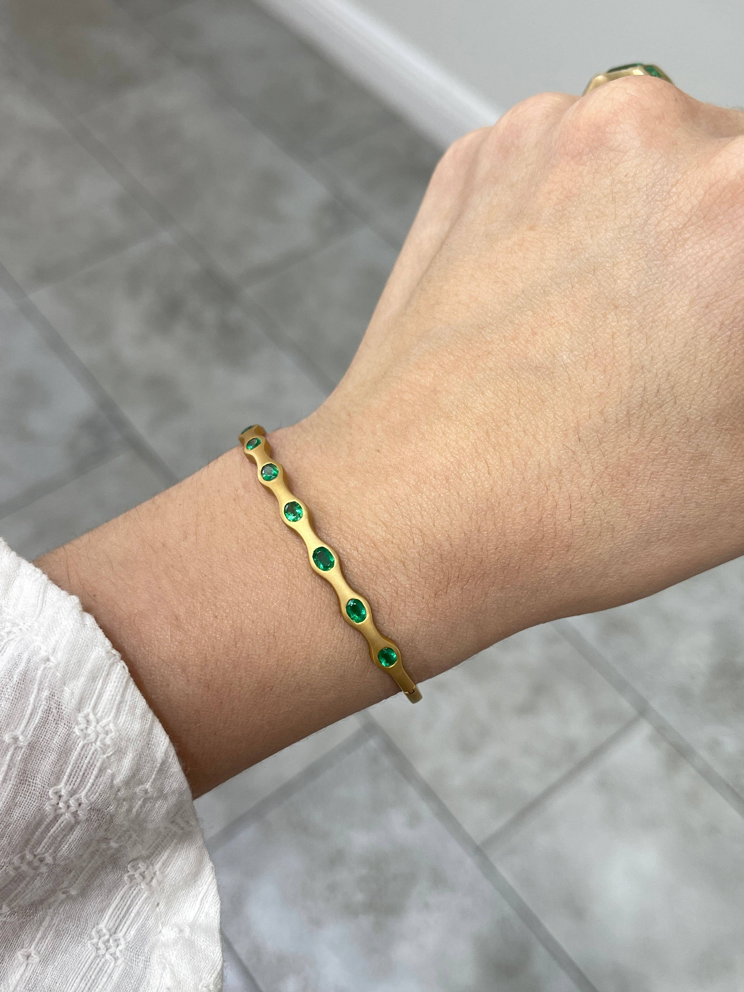 1.80tcw Oval Emerald Wavy/Scalloped Bangle Bracelet 14K - JR Colombian Emeralds
