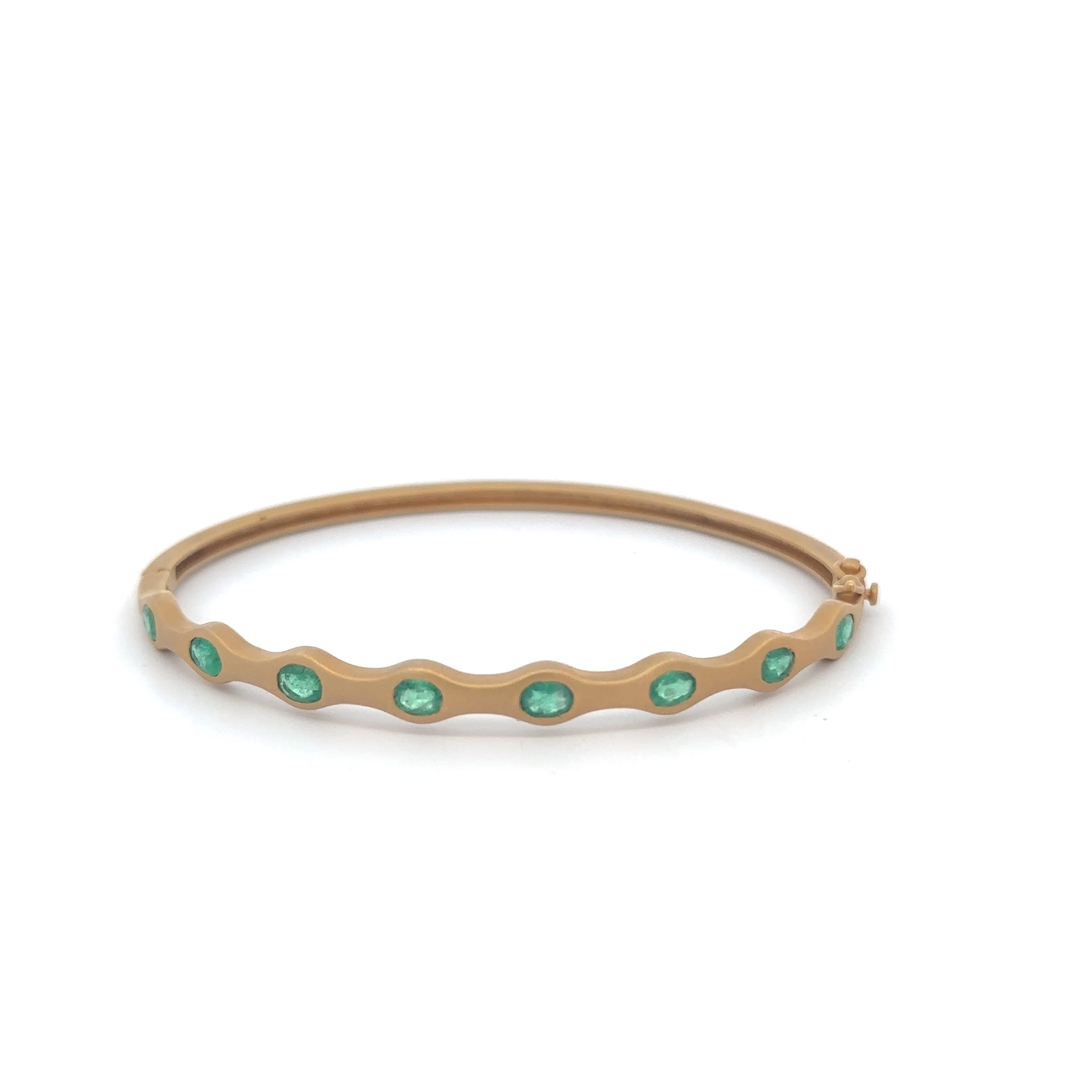 1.80tcw Oval Emerald Wavy/Scalloped Bangle Bracelet 14K - JR Colombian Emeralds