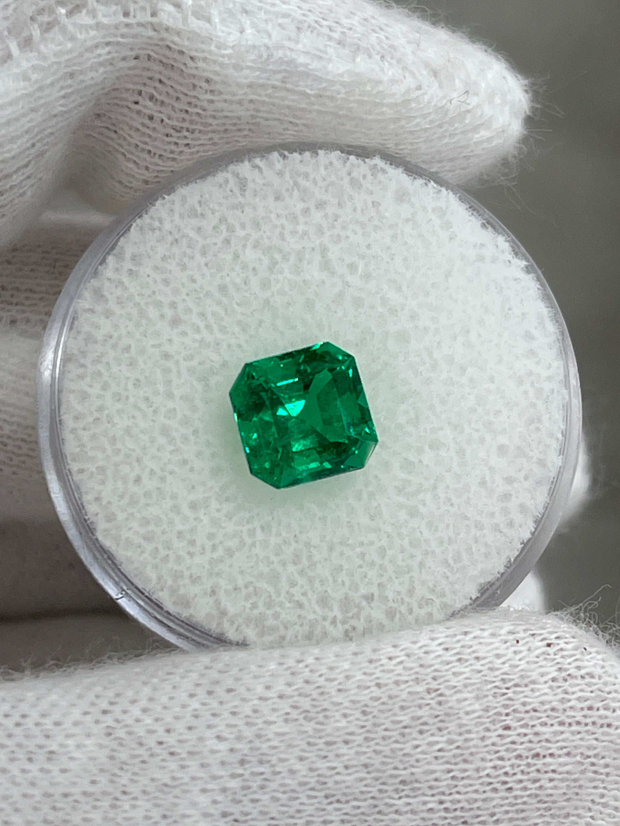 Émeraude colombienne en vrac de 1,81 carat, 7 x 7 mm, qualité AAA+, légèrement huileuse, couleur vive, taille Asscher - JR Colombian Emeralds