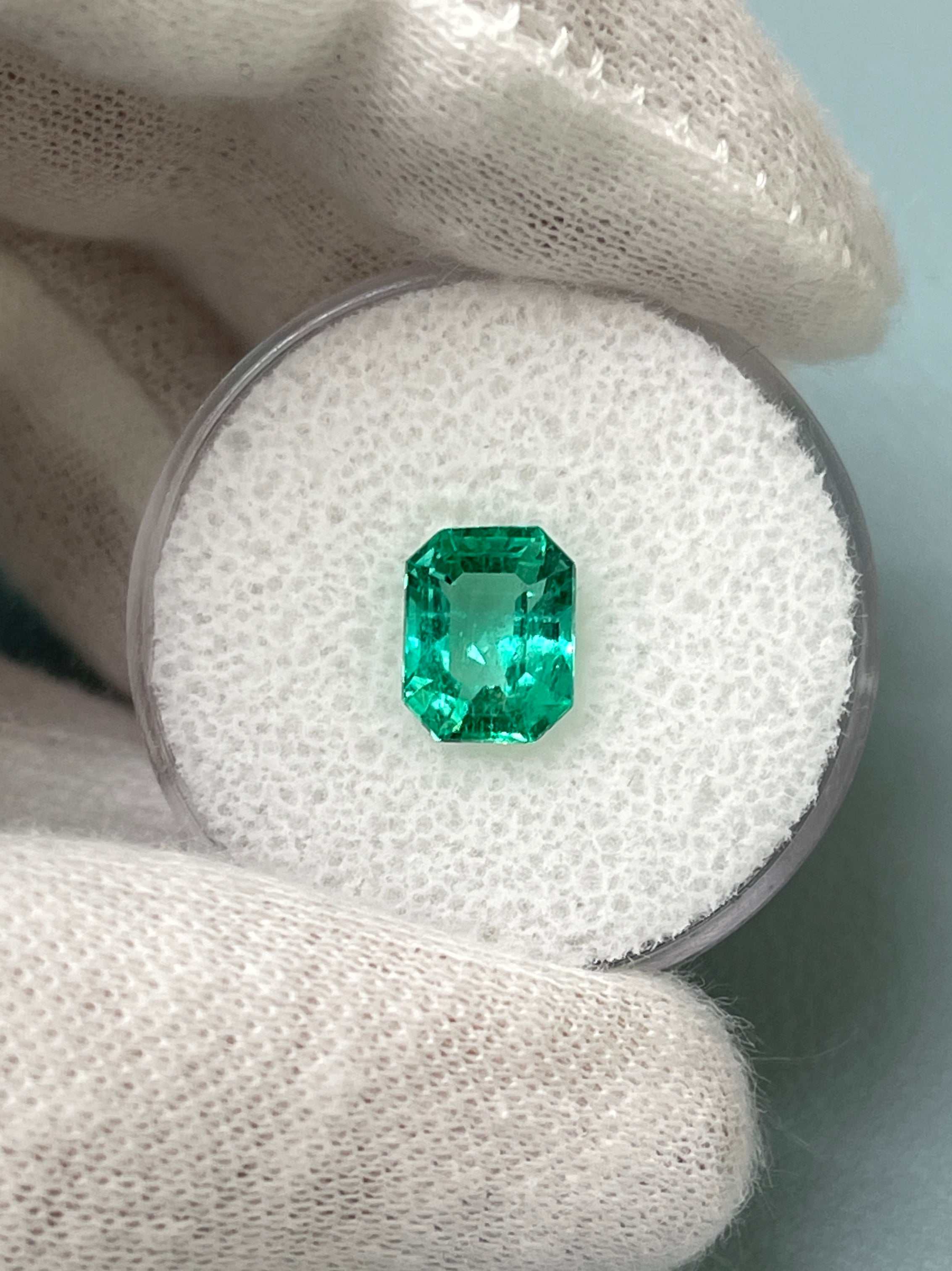 Smeraldo colombiano naturale sfuso da 1,92 carati, 8,3 x 6,6 mm, di colore verde-bluastro estremamente brillante, taglio smeraldo