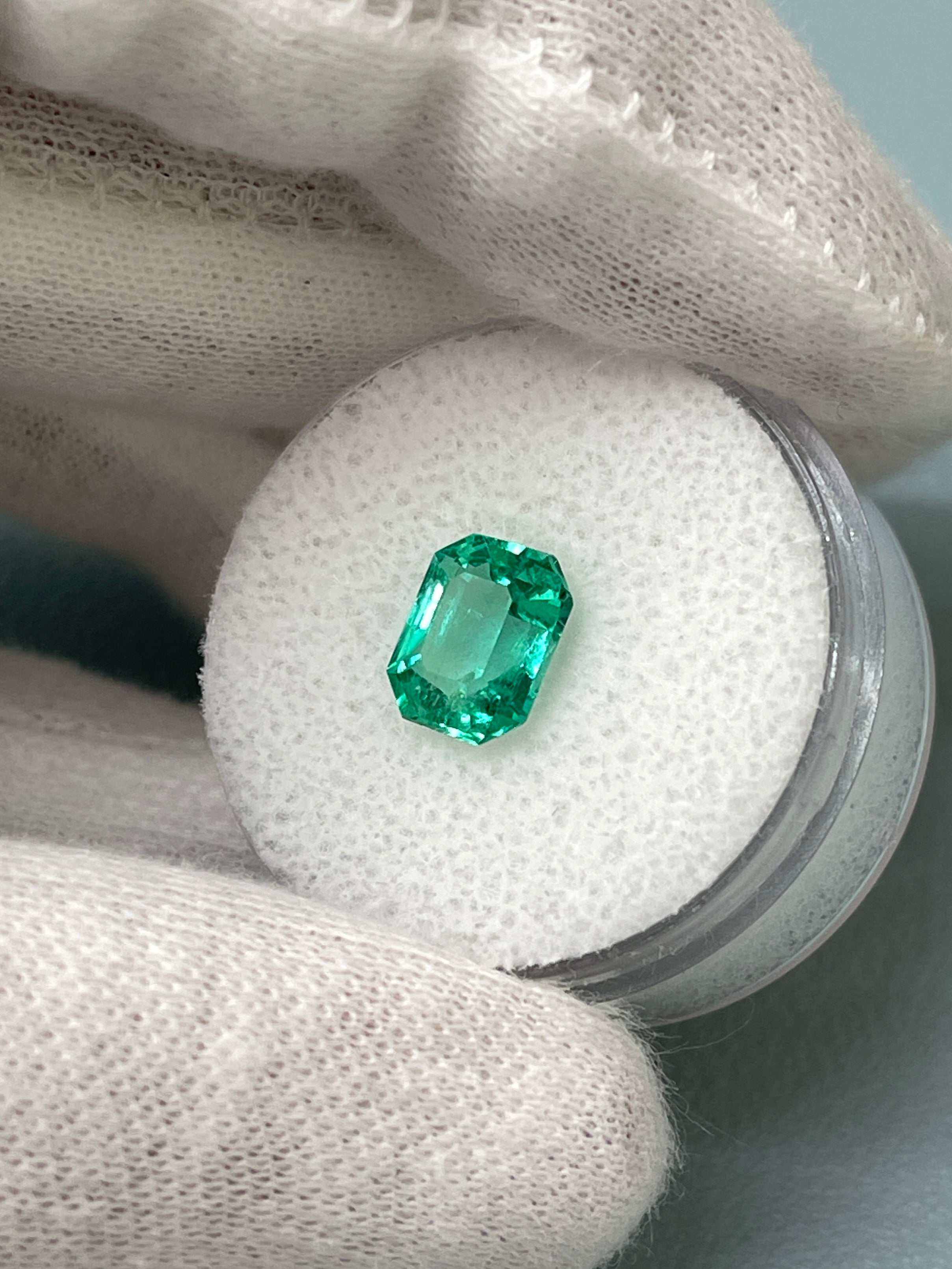 Smeraldo colombiano naturale sfuso da 1,92 carati, 8,3 x 6,6 mm, di colore verde-bluastro estremamente brillante, taglio smeraldo