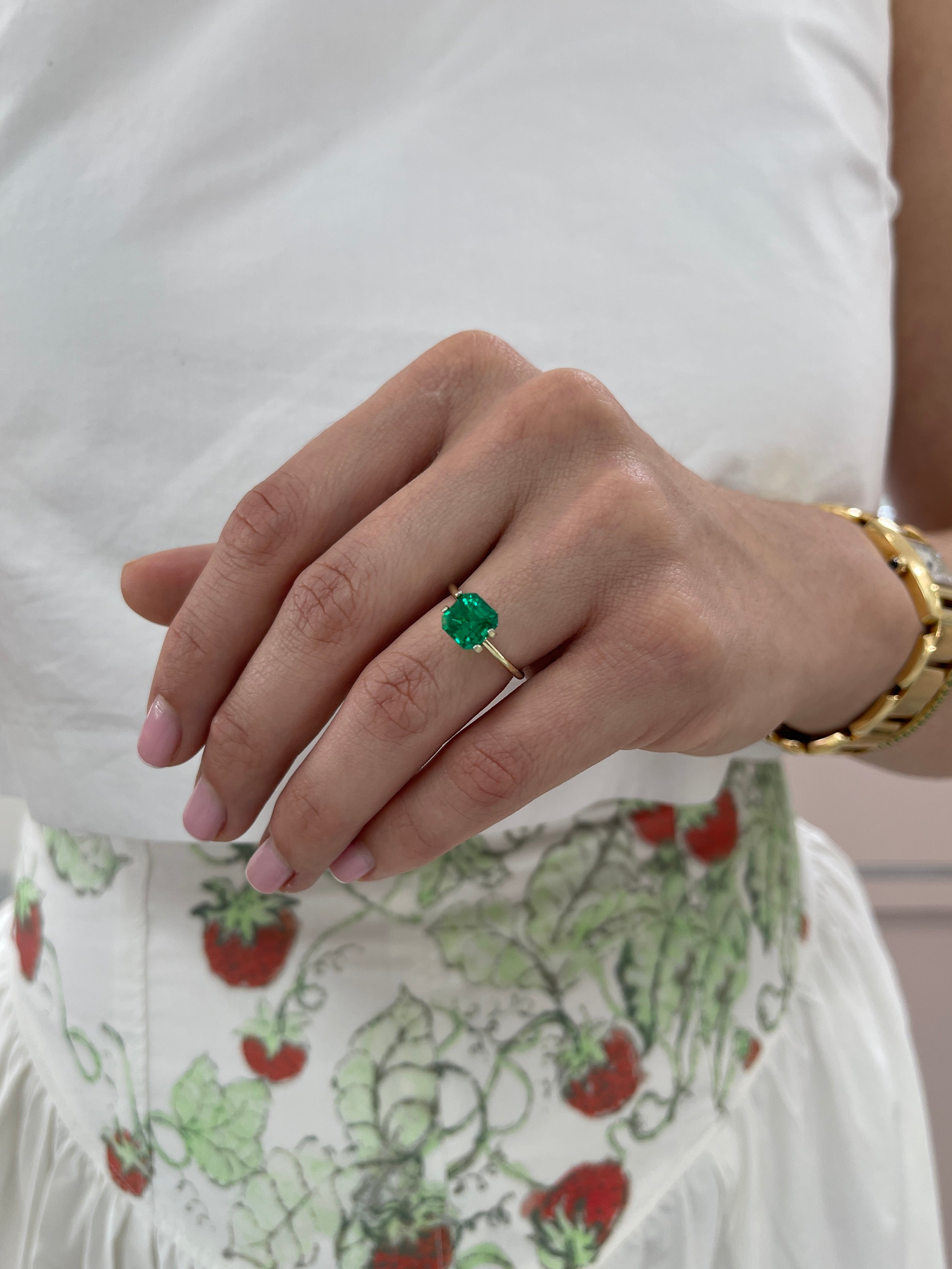 Smeraldo colombiano sfuso da 1,93 carati, 7,5 x 7,3 mm, AAA+, con lievi inclusioni oleose, colore vivido, taglio Asscher - JR Colombian Emeralds