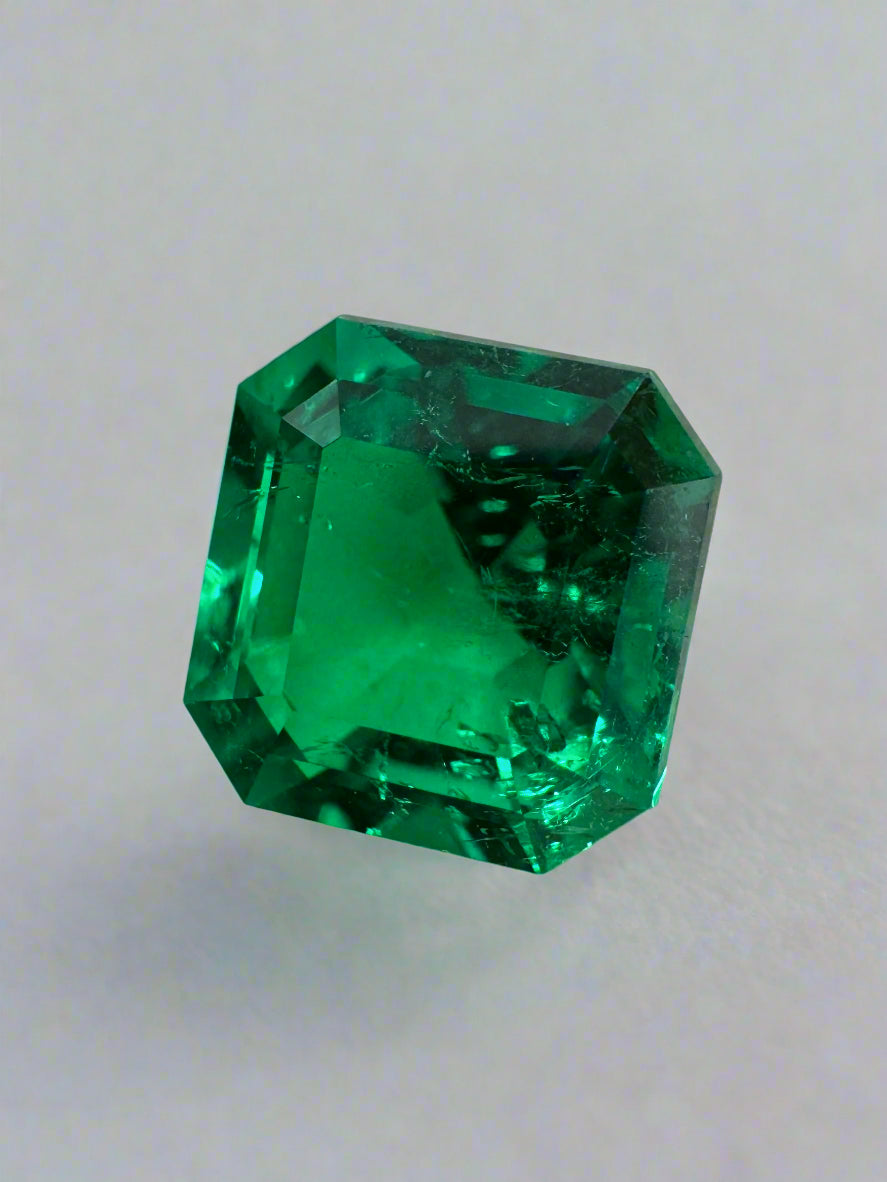 Smeraldo colombiano sfuso da 1,93 carati, 7,5 x 7,3 mm, AAA+, con lievi inclusioni oleose, colore vivido, taglio Asscher - JR Colombian Emeralds