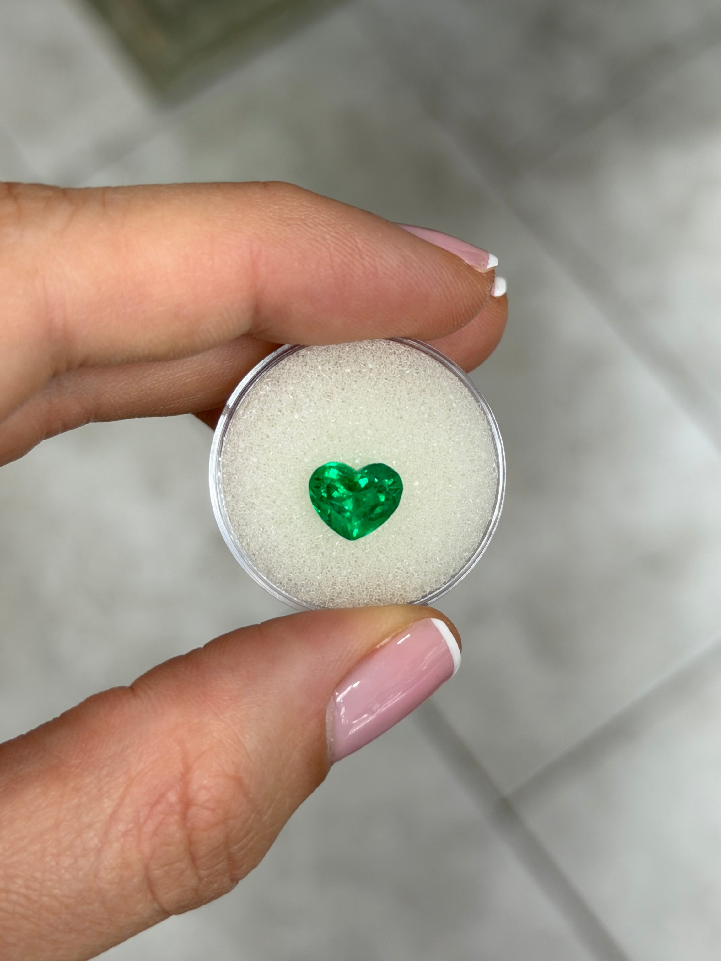 Smeraldo colombiano naturale sfuso da 1,94 carati, 7,7 x 9 mm, AAA+, verde Muzo vivido-intenso, taglio a cuore