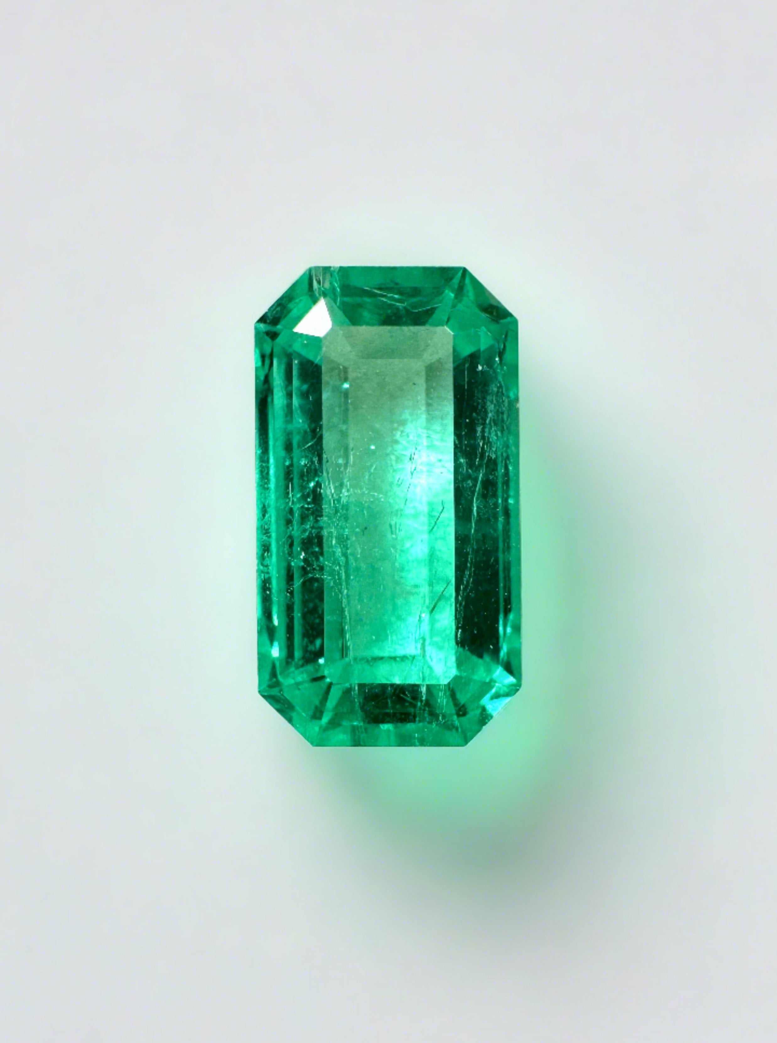 خاتم خطوبة من JR Colombian Emeralds بقطعة زمرد مستطيلة بوزن 2.15 قيراط وزوايا مقطوعة، وحجر كريم أخضر لامع، وتصميم إطار مخصص