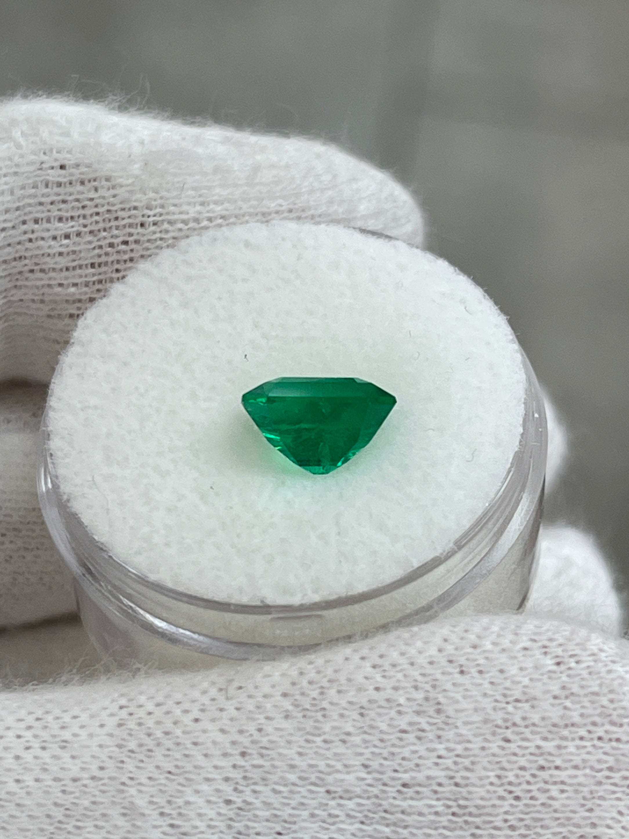 Émeraude colombienne en vrac de 2,23 carats, taille émeraude, 9 x 8 mm, vert vif - JR Colombian Emeralds