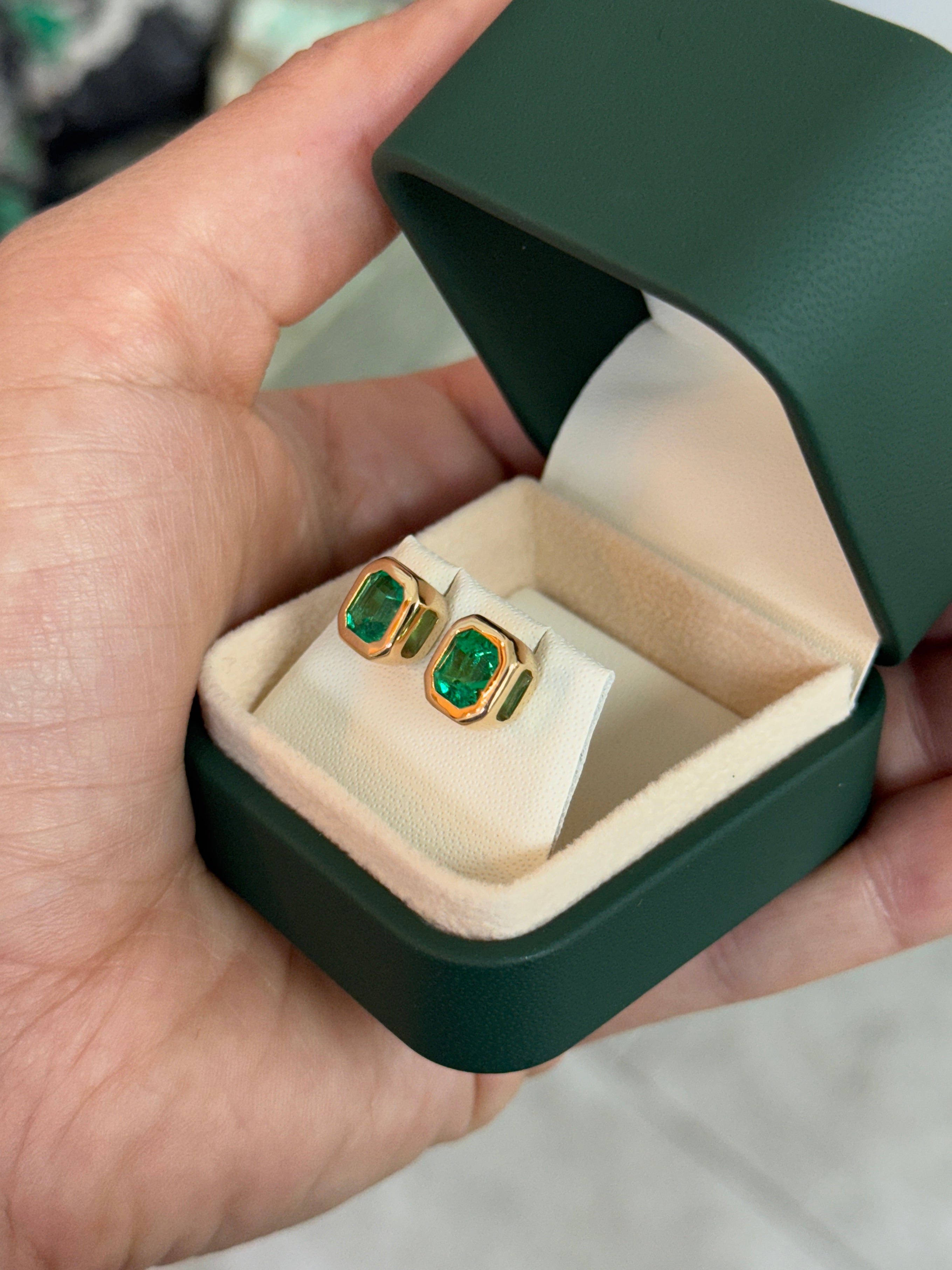 2.40 قيراط إجمالي وزن، زمرد كولومبي بقطع «أشر» ذو إطار سميك، تصنيف AAA+، ذهب عيار 18 قيراط