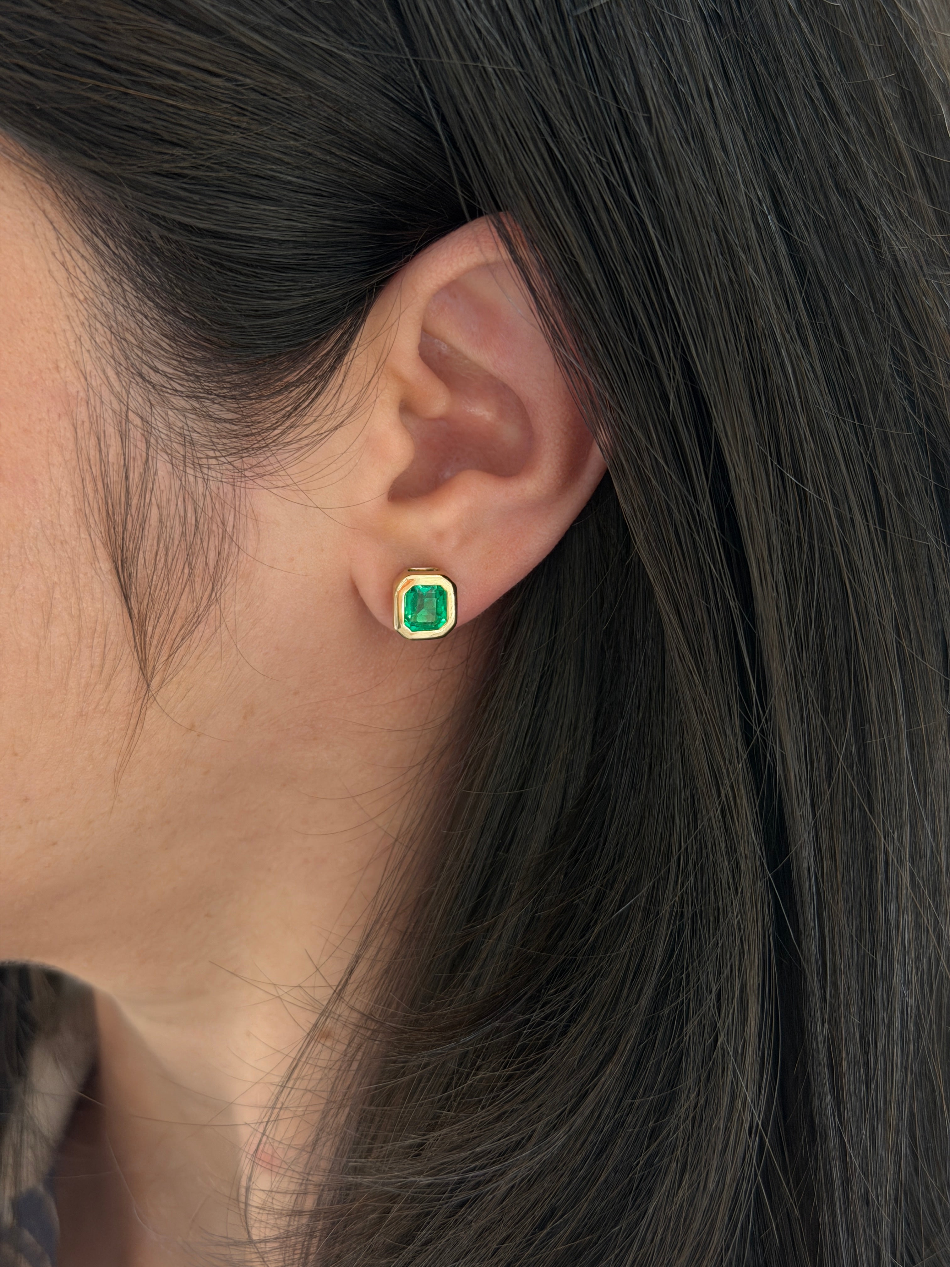 2.40 قيراط إجمالي وزن، زمرد كولومبي بقطع «أشر» ذو إطار سميك، تصنيف AAA+، ذهب عيار 18 قيراط