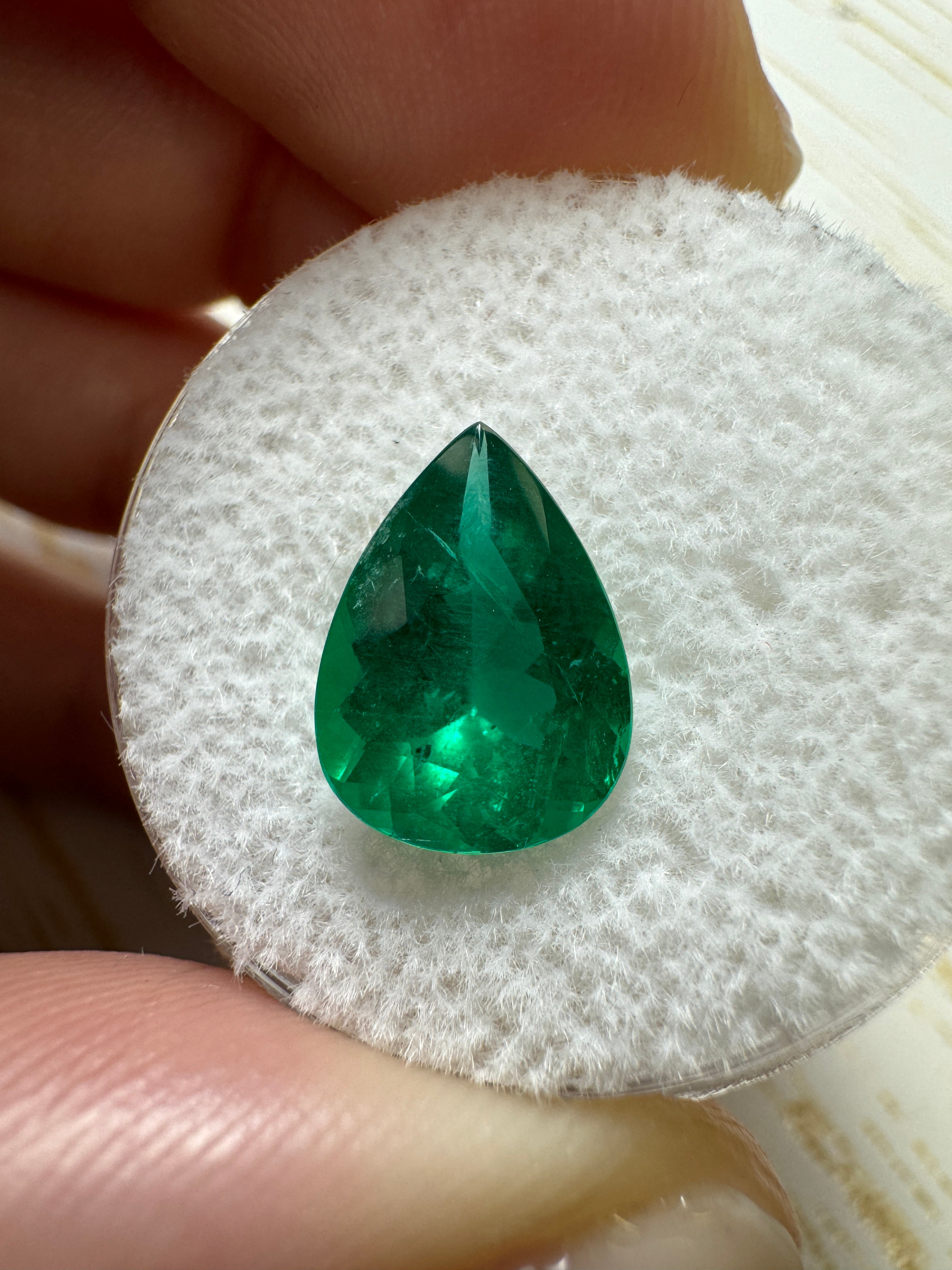 Émeraude brésilienne naturelle de 2,46 carats, de qualité AAA+, de couleur vert intense, en taille poire - JR Colombian Emeralds