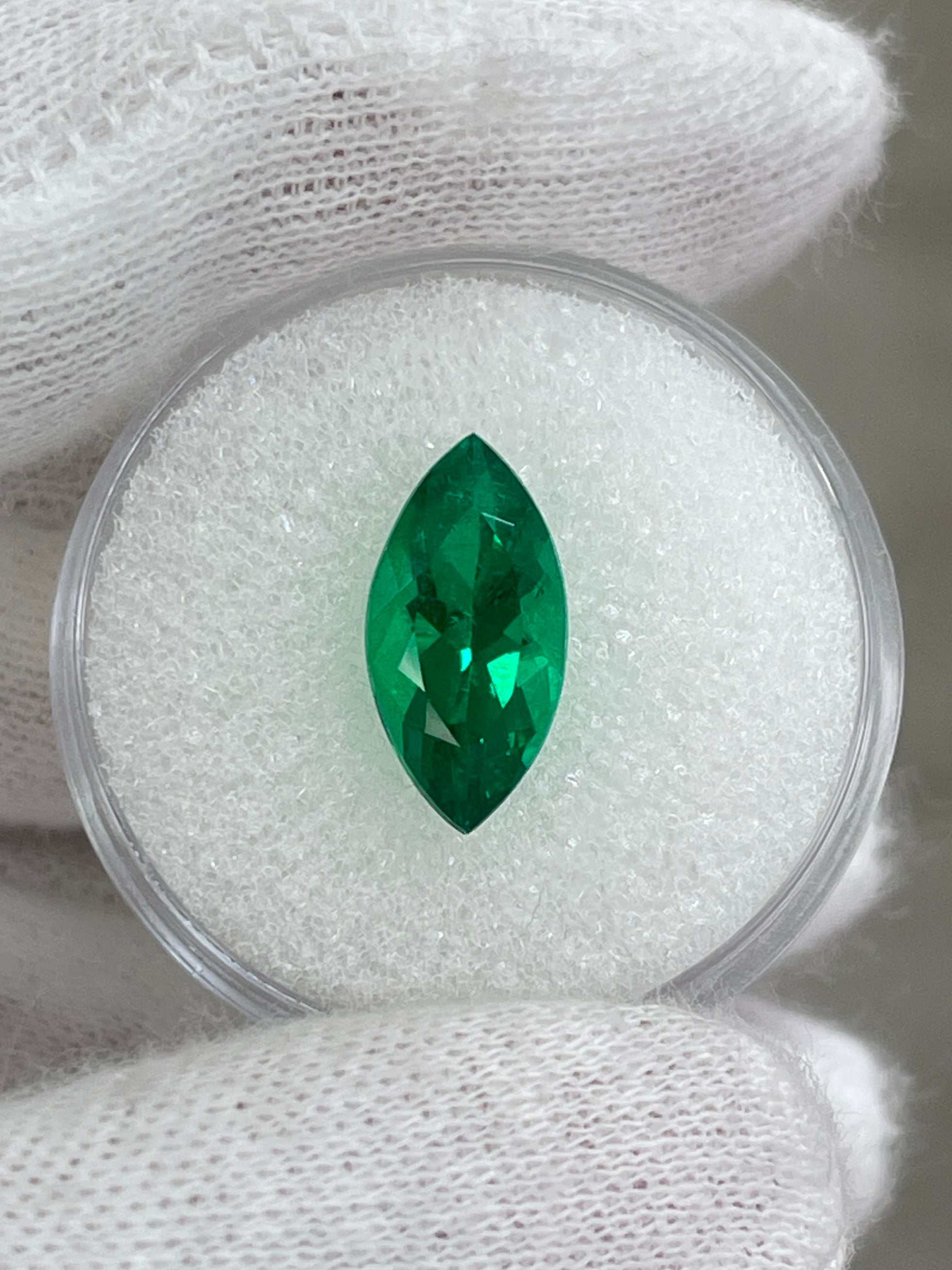2.75cts 14x7 AAA+ natural Colombian green emerald marquise cut gemstone in display case