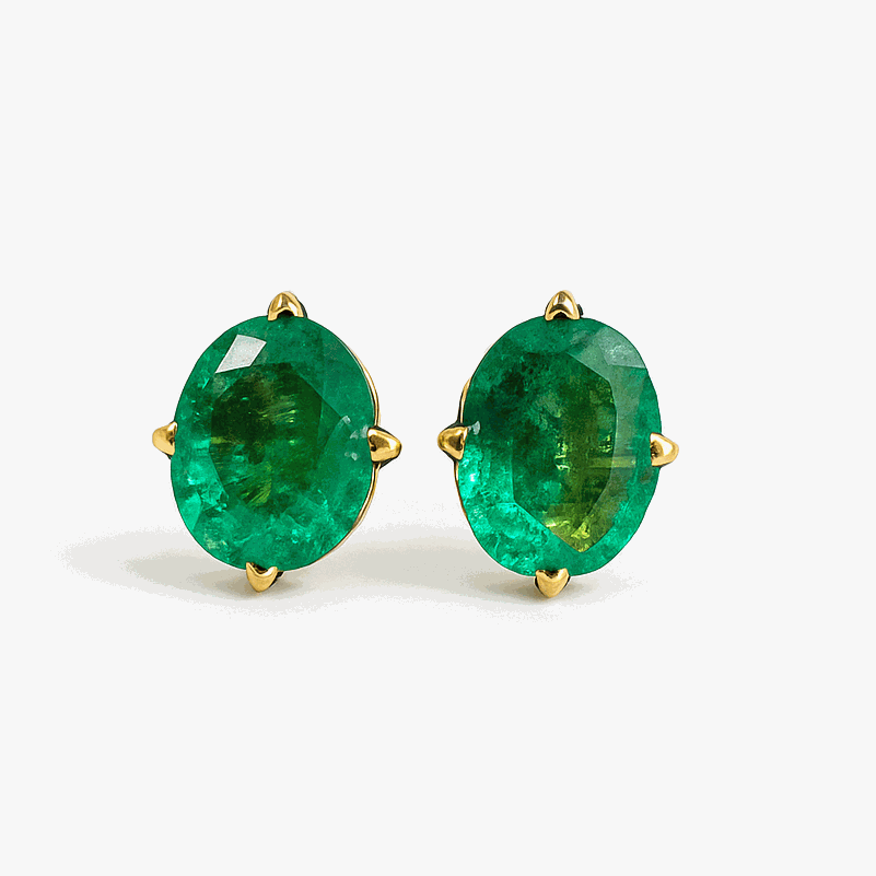 Boucles d'oreilles à clous ornées d'émeraudes de taille ovale naturelle, serties en griffes dans de l'or jaune 14 carats