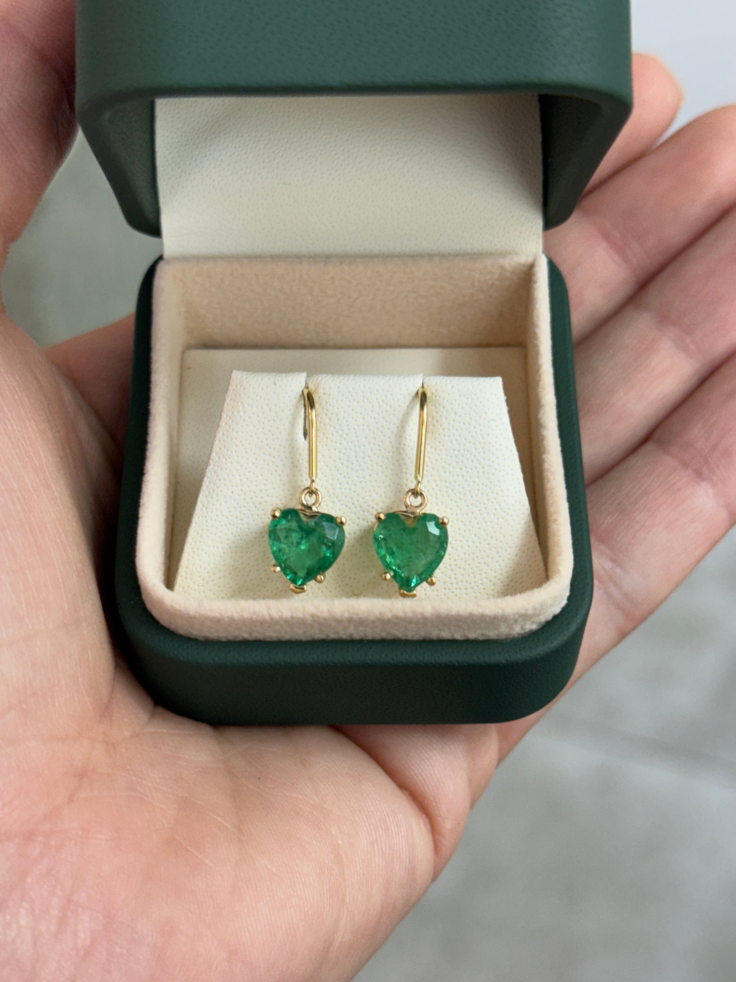 3,43 Karat natürliche Smaragd-Ohrringe mit Herzform und französischem Verschluss, 18 Karat