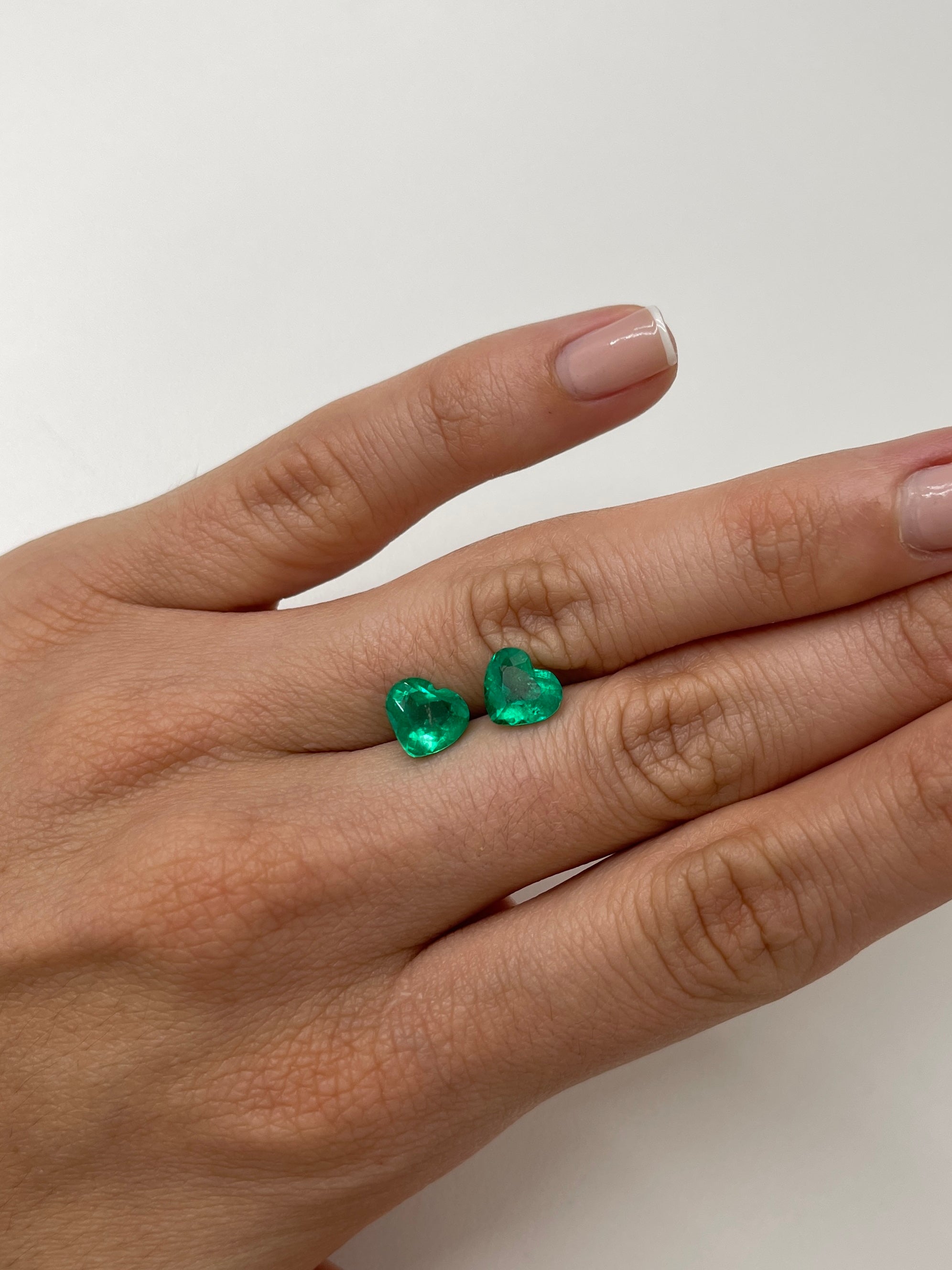 3,48 carats au total : paire d'émeraudes colombiennes naturelles de 8 x 9 mm, en forme de cœur, de couleur vert Muzo vif - JR Colombian Emeralds