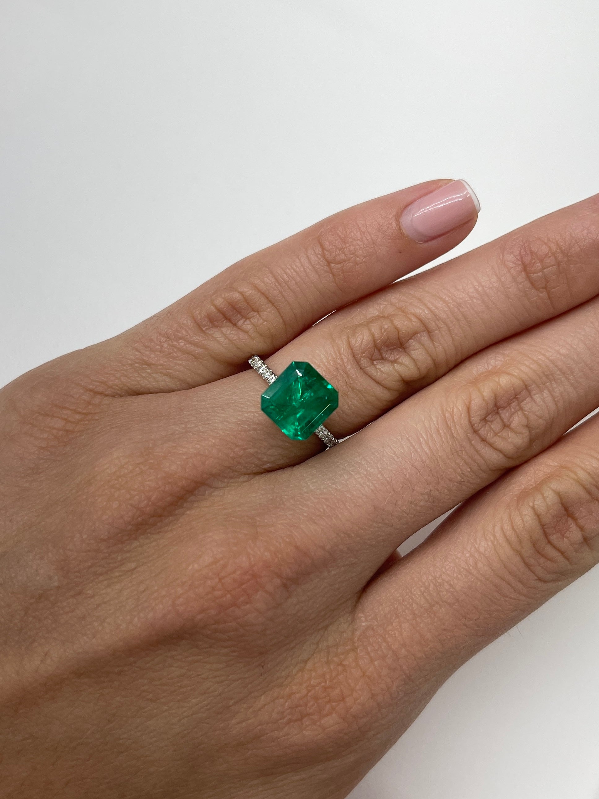 Vivid 3.49-carat Muzo green Colombian emerald loose gemstone, 9.5x9mm Asscher cut, natural and radiant.