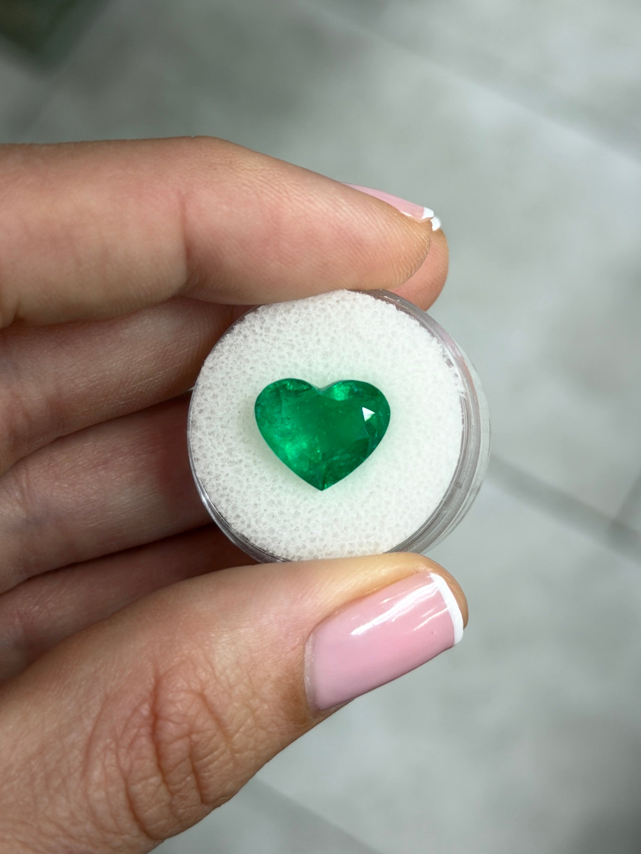 4.79 carat AAA+ intense green Colombian emerald loose gemstone, heart cut, natural and high-quality by JR Colombian Emeralds