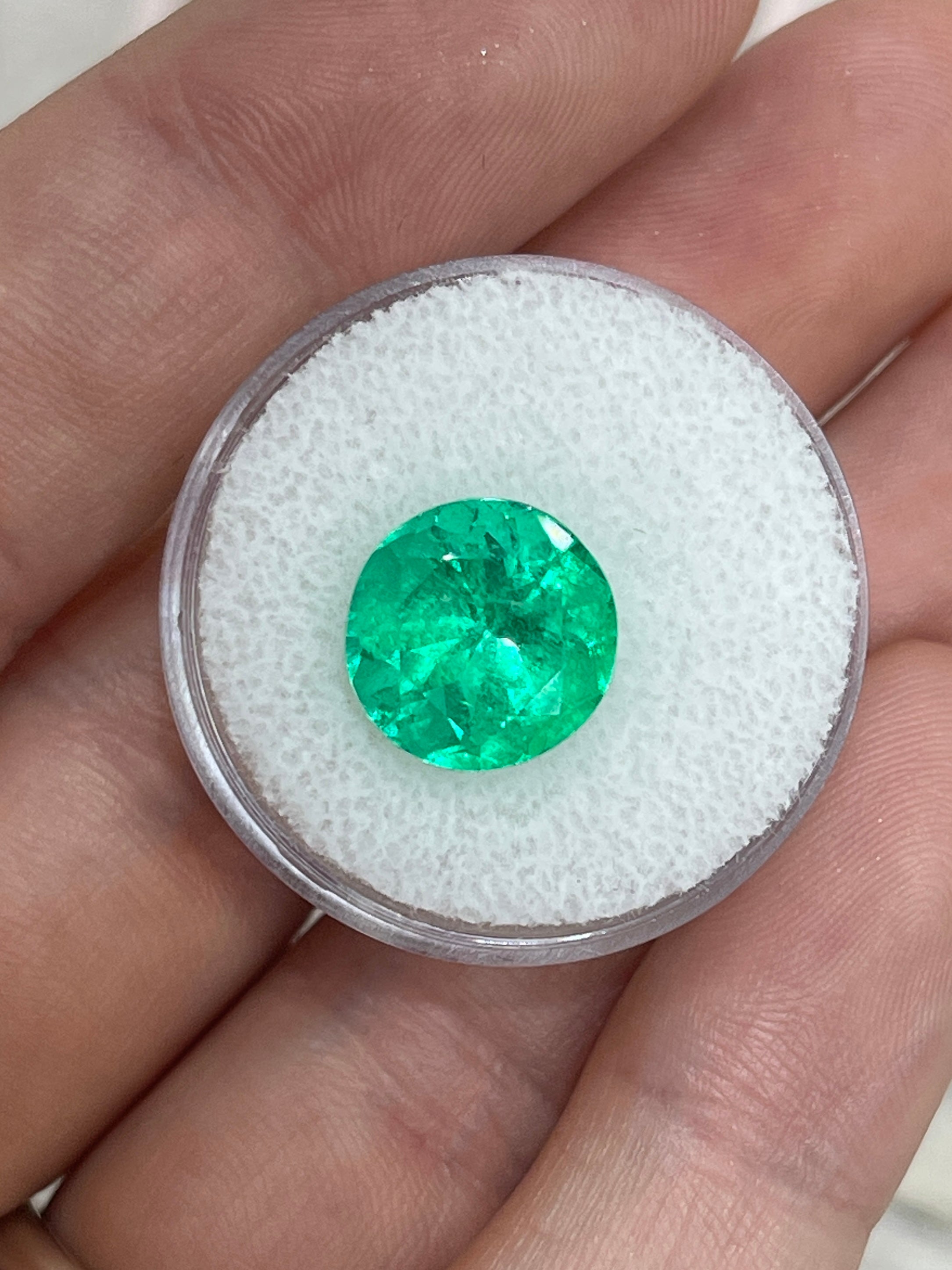 5.48 Carat 11.3x11.3 Gemmy Vibrant Green Natural Round Colombian Emerald - JR Colombian Emeralds