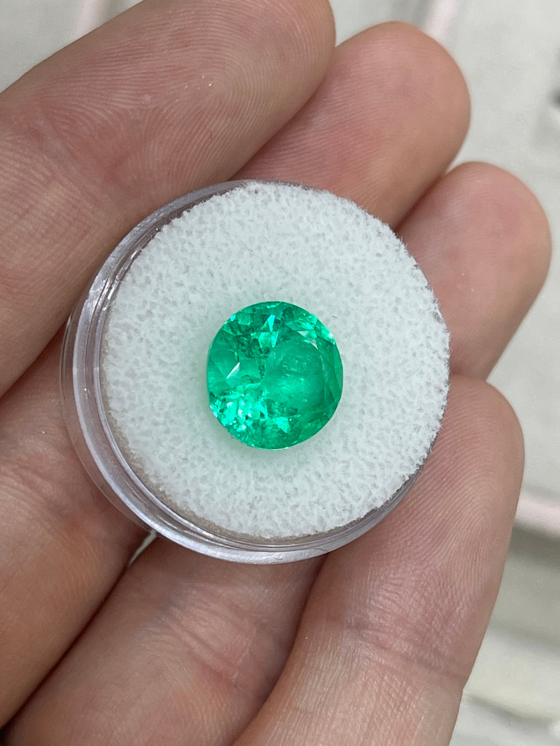 Vibrant 5.48 carat round Colombian emerald with natural green color, cut by JR Colombian Emeralds, measuring 11.3x11.3 mm.