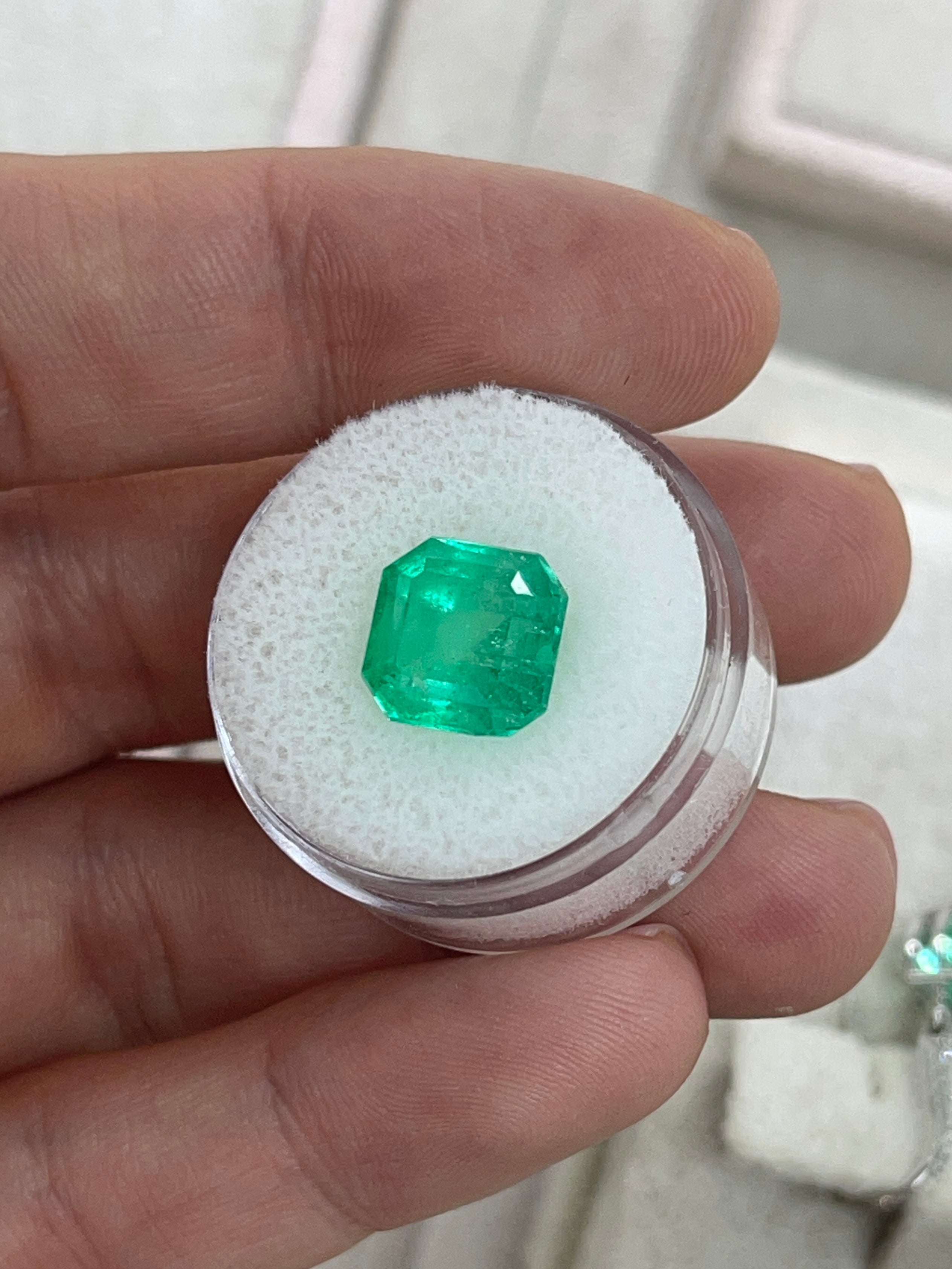 Émeraude colombienne en vrac de 5,57 carats, taille Asscher, 10 x 10 mm, jaune clair - JR Colombian Emeralds