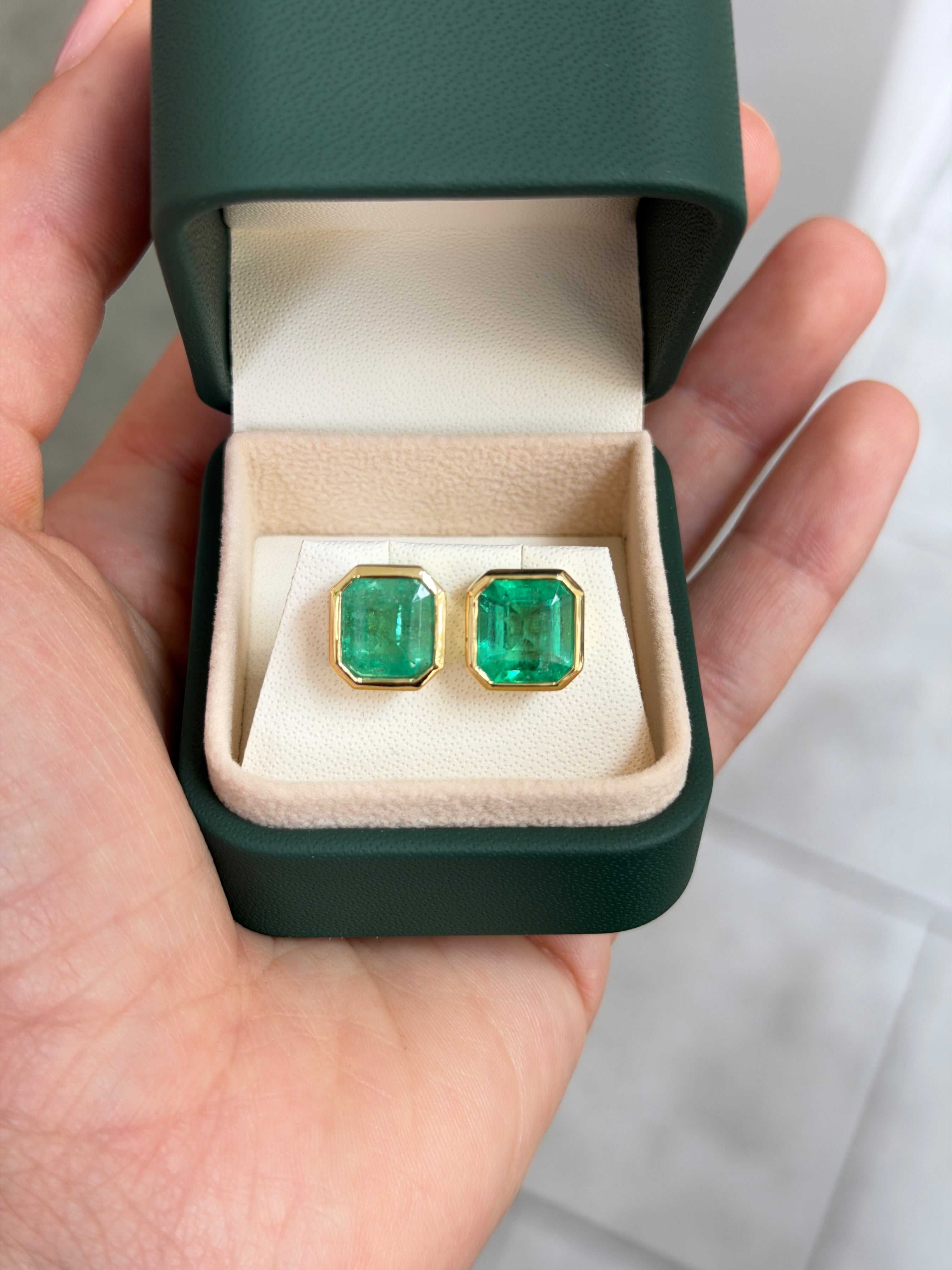 6,23 Karat, Asscher-geschliffene kolumbianische Smaragde, in Zargenfassung, 18 Karat