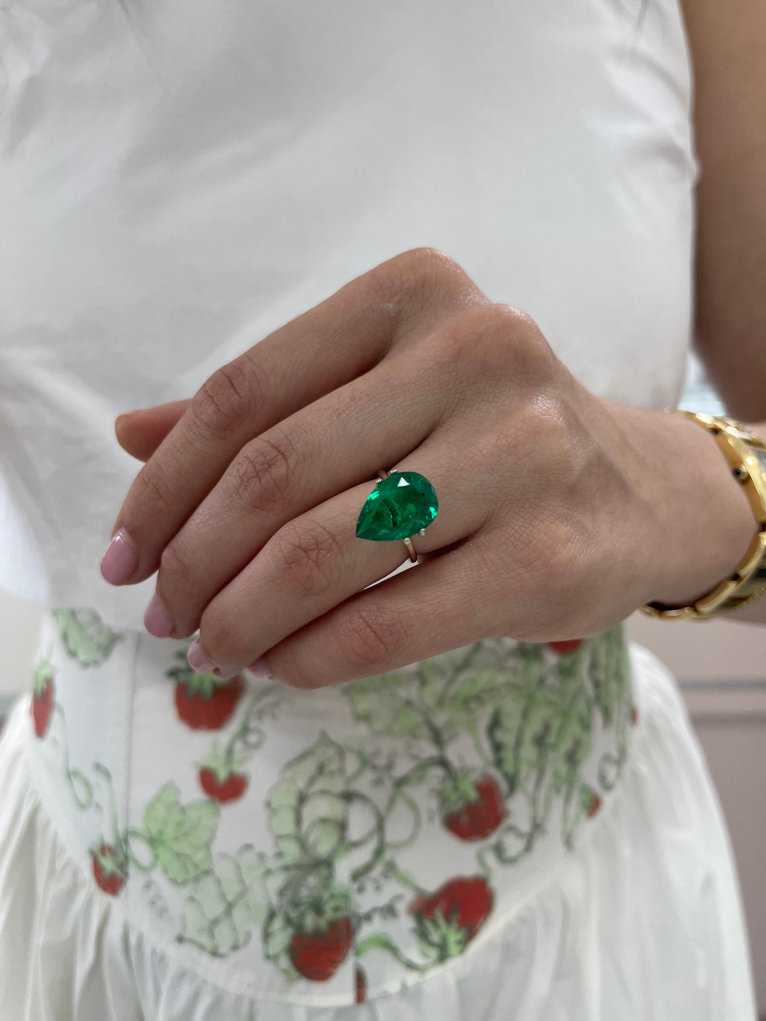 Émeraude colombienne naturelle en vrac de 6,40 carats, taille poire, 16 x 11 mm, qualité AAA, impuretés mineures, couleur MuzoGreen - JR Colombian Emeralds