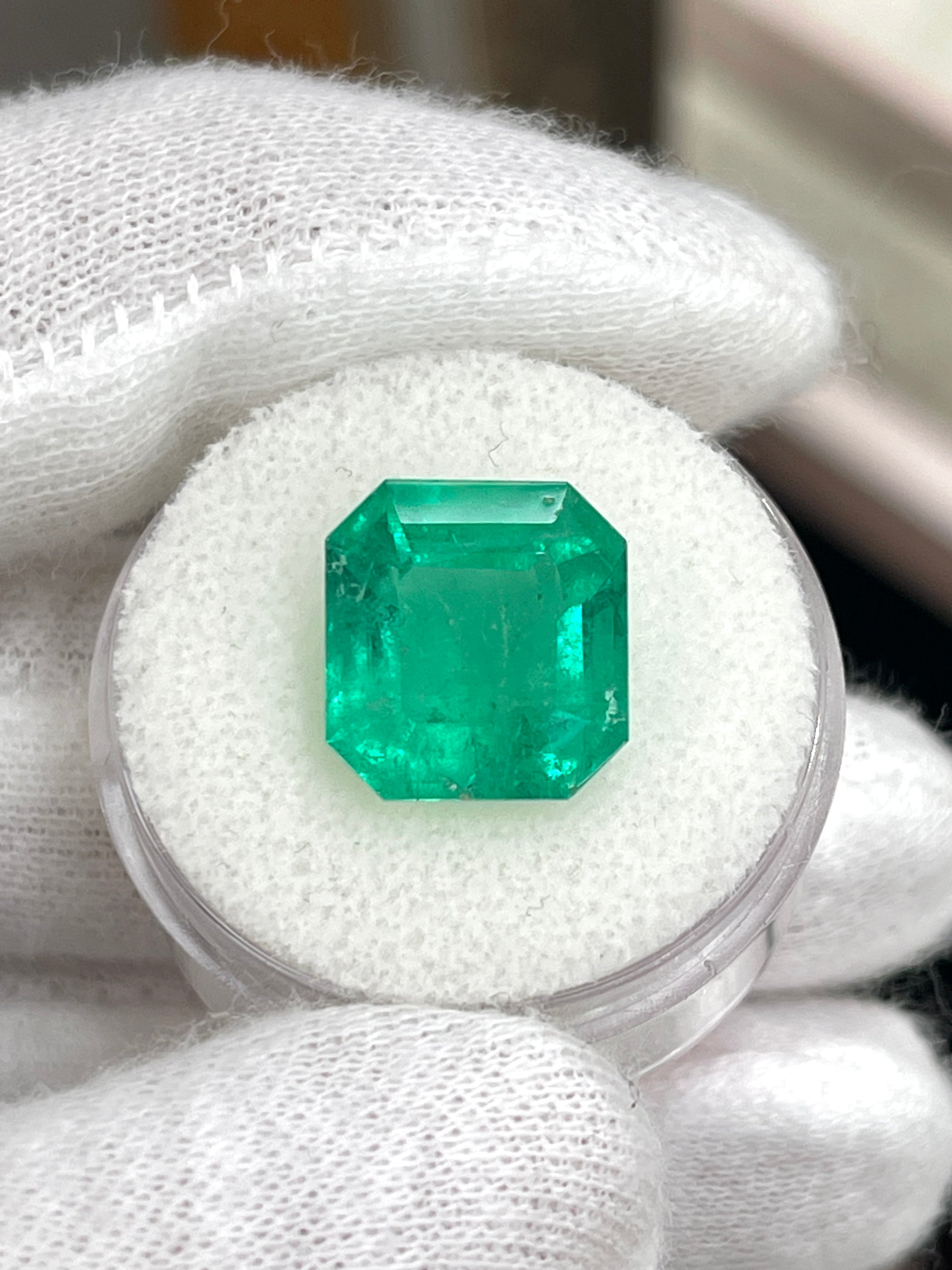 Medium green 6.93-carat Colombian emerald in Asscher cut, natural loose gemstone, from JR Colombian Emeralds.
