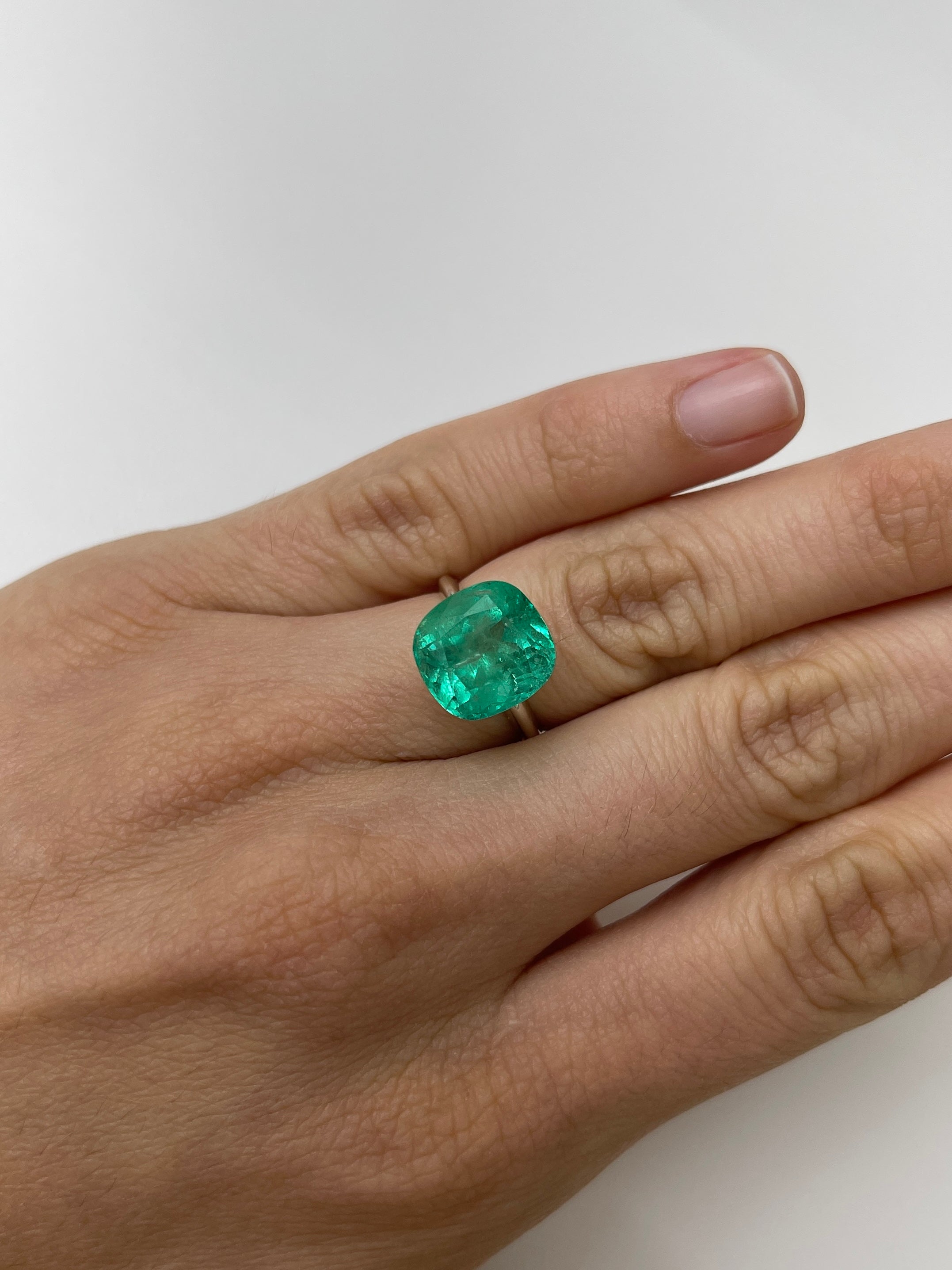 7.28 carat medium bluish green Colombian emerald loose with cushion cut, natural and vibrant gemstone from JR Colombian Emeralds.
