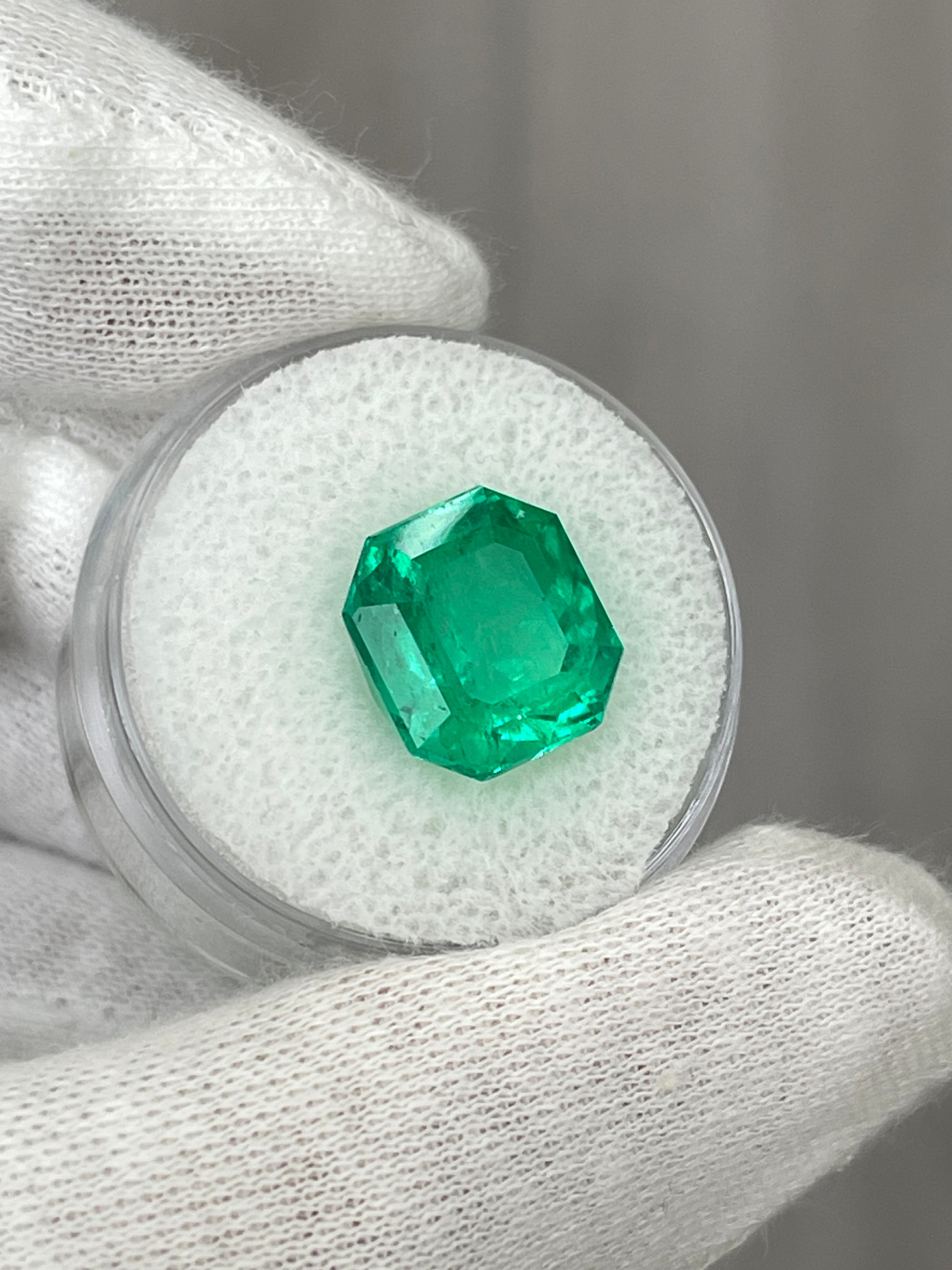 7.37-carat Muzo intense green Colombian emerald loose gemstone in Asscher cut, natural and vibrant, by JR Colombian Emeralds.