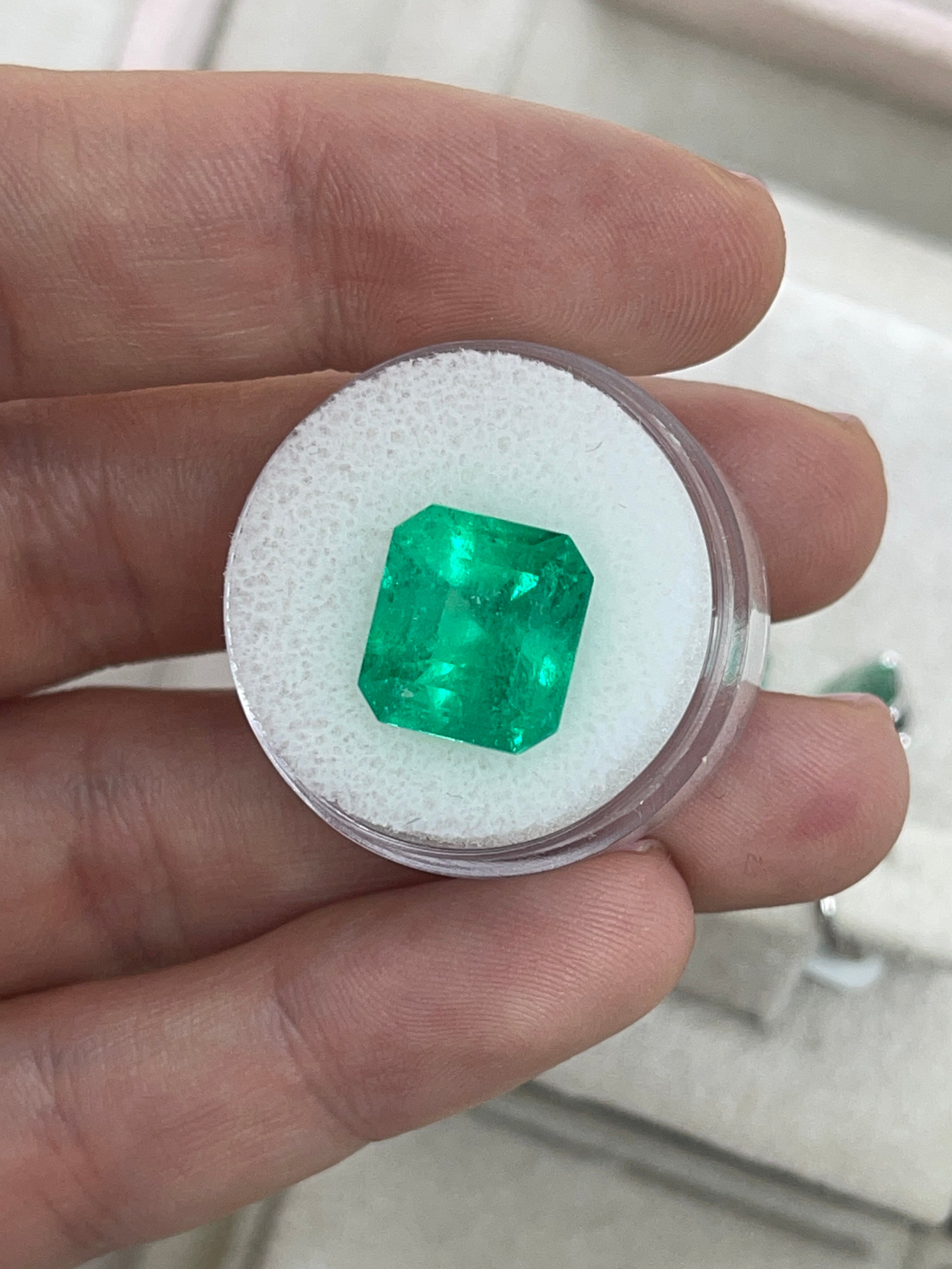 7.40 carat Muzo intense green natural Colombian emerald loose stone with Asscher cut, displayed by JR Colombian Emeralds