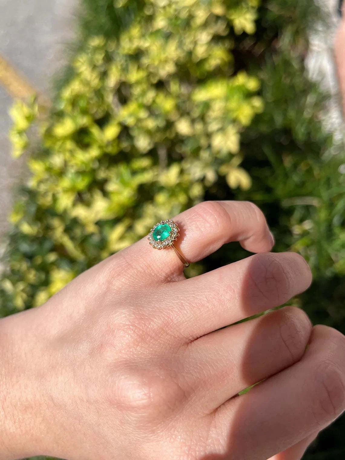 خاتم هالو من الزمرد البيضاوي بوزن 1.05 قيراط بلون أخضر زاهي مع لمعة الماس