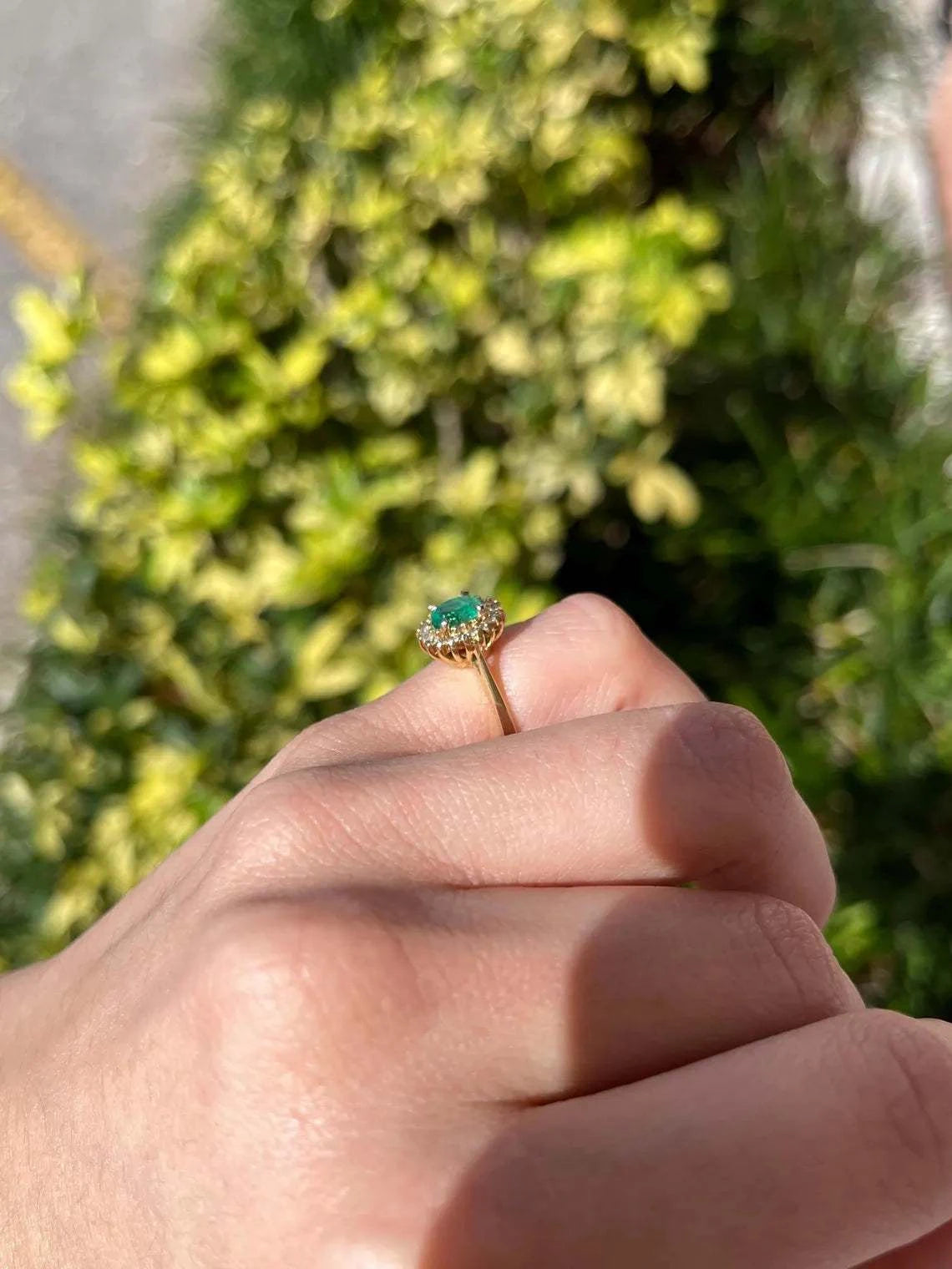 خاتم هالو من الزمرد البيضاوي بوزن 1.05 قيراط بلون أخضر زاهي مع لمعة الماس