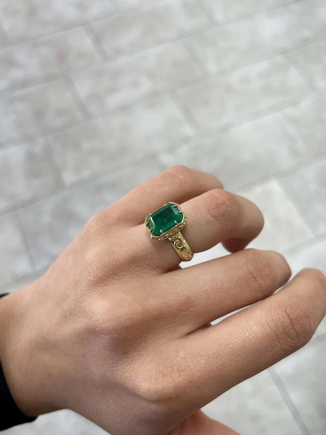 Anello con taglio smeraldo di alta qualità da 3,90 carati con un solitario dal verde intenso