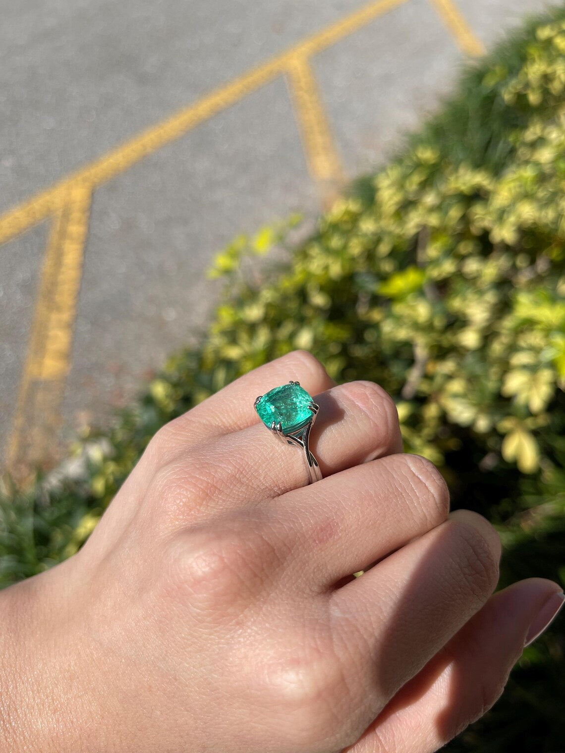 Uno smeraldo colombiano da 7,49 carati con taglio a cuscino crea un solitario di grande effetto