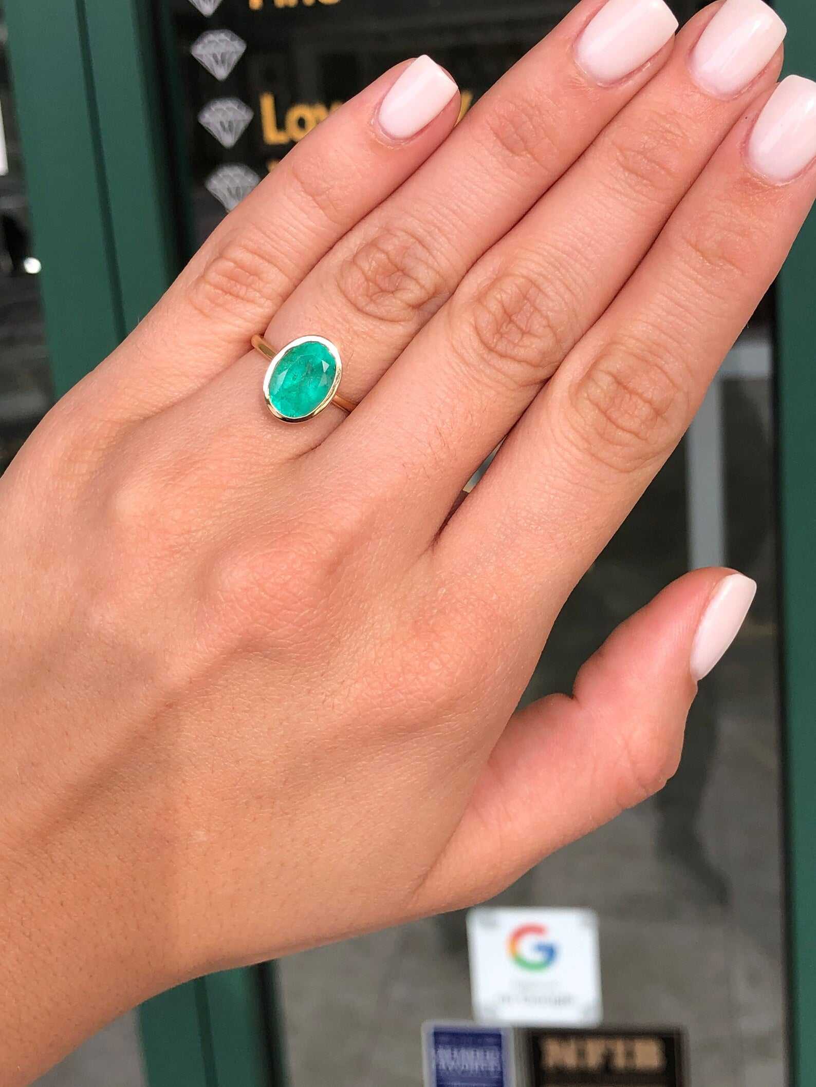 Anello solitario con smeraldo ovale da 3,0 carati incastonato a castone, montatura a cestino aperta, oro 14 carati